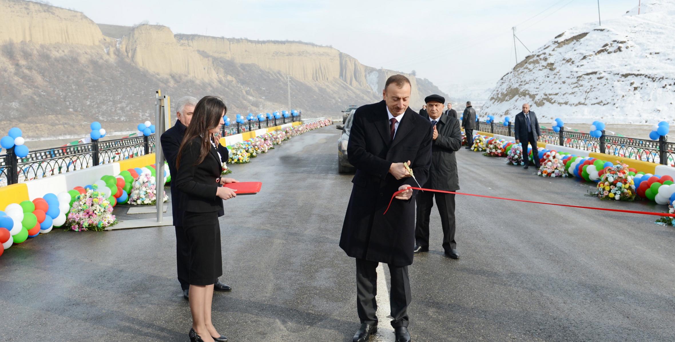 Ильхам Алиев принял участие в открытии автомобильной дороги Гусар-Лязя