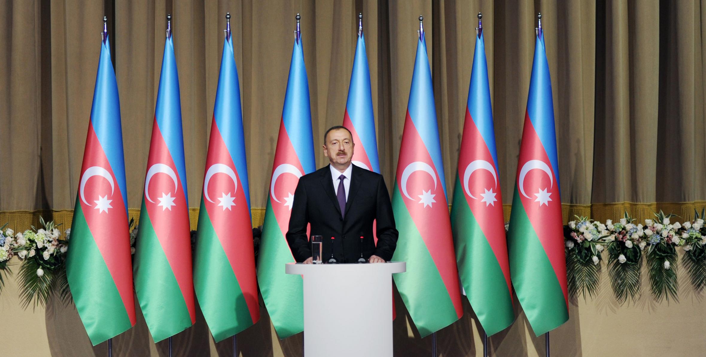 Ильхам Алиев принял участие в официальном приеме по случаю национального праздника Азербайджана – Дня республики