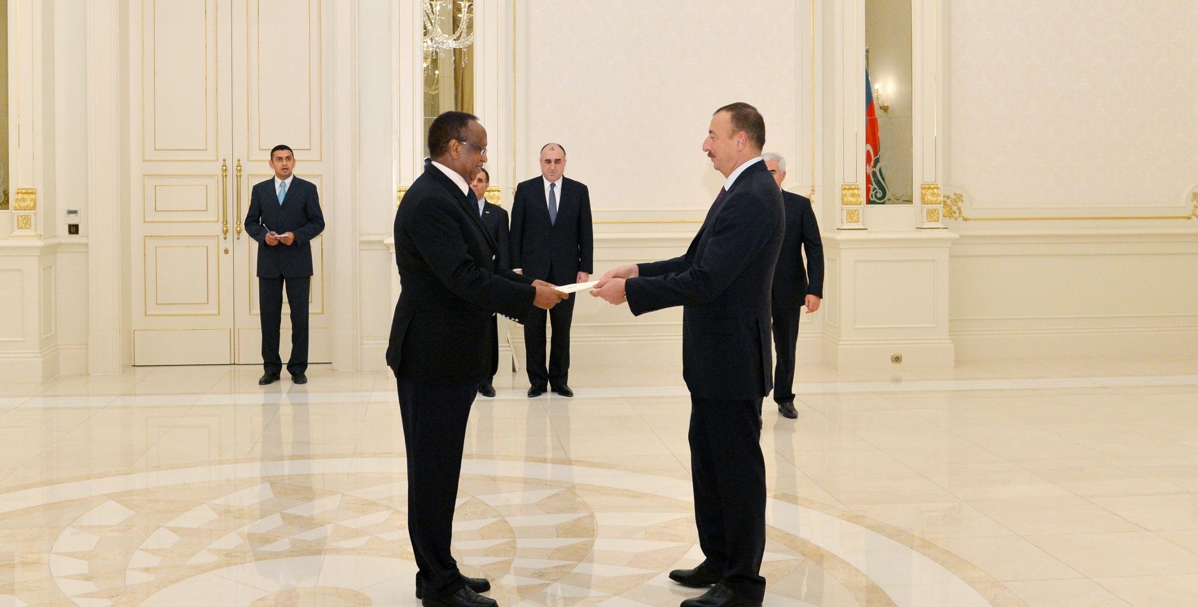 Ильхам Алиев принял верительные грамоты новоназначенного посла Джибути в Азербайджане