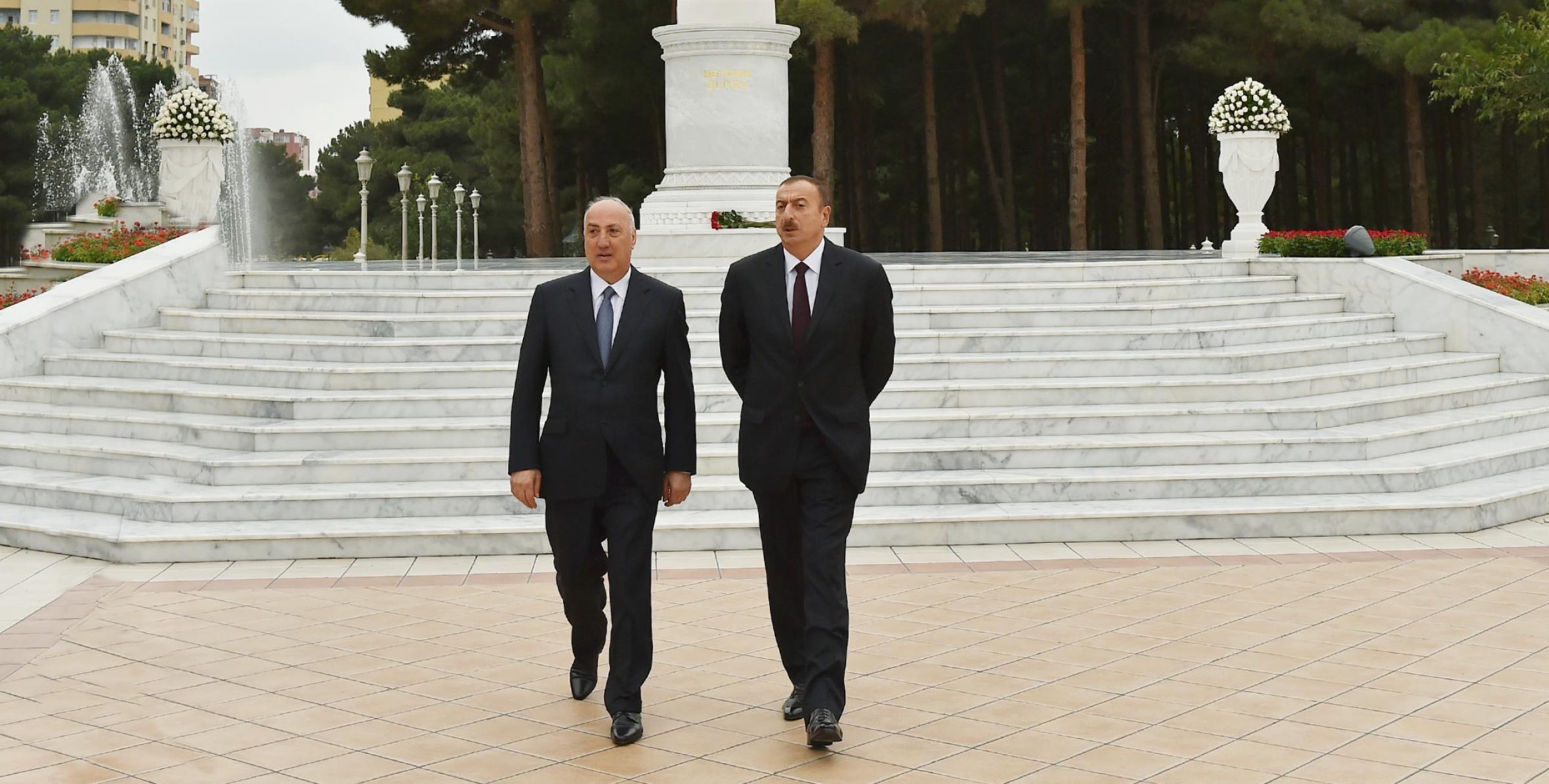 Ilham Aliyev visited a statue of national leader Heydar Aliyev in Khirdalan