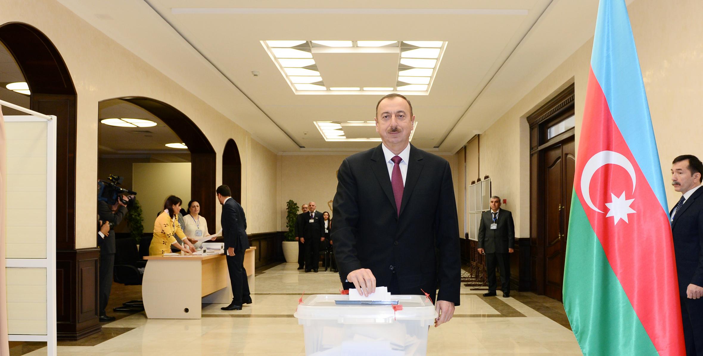 Ильхам Алиев проголосовал на избирательном участке номер 6
