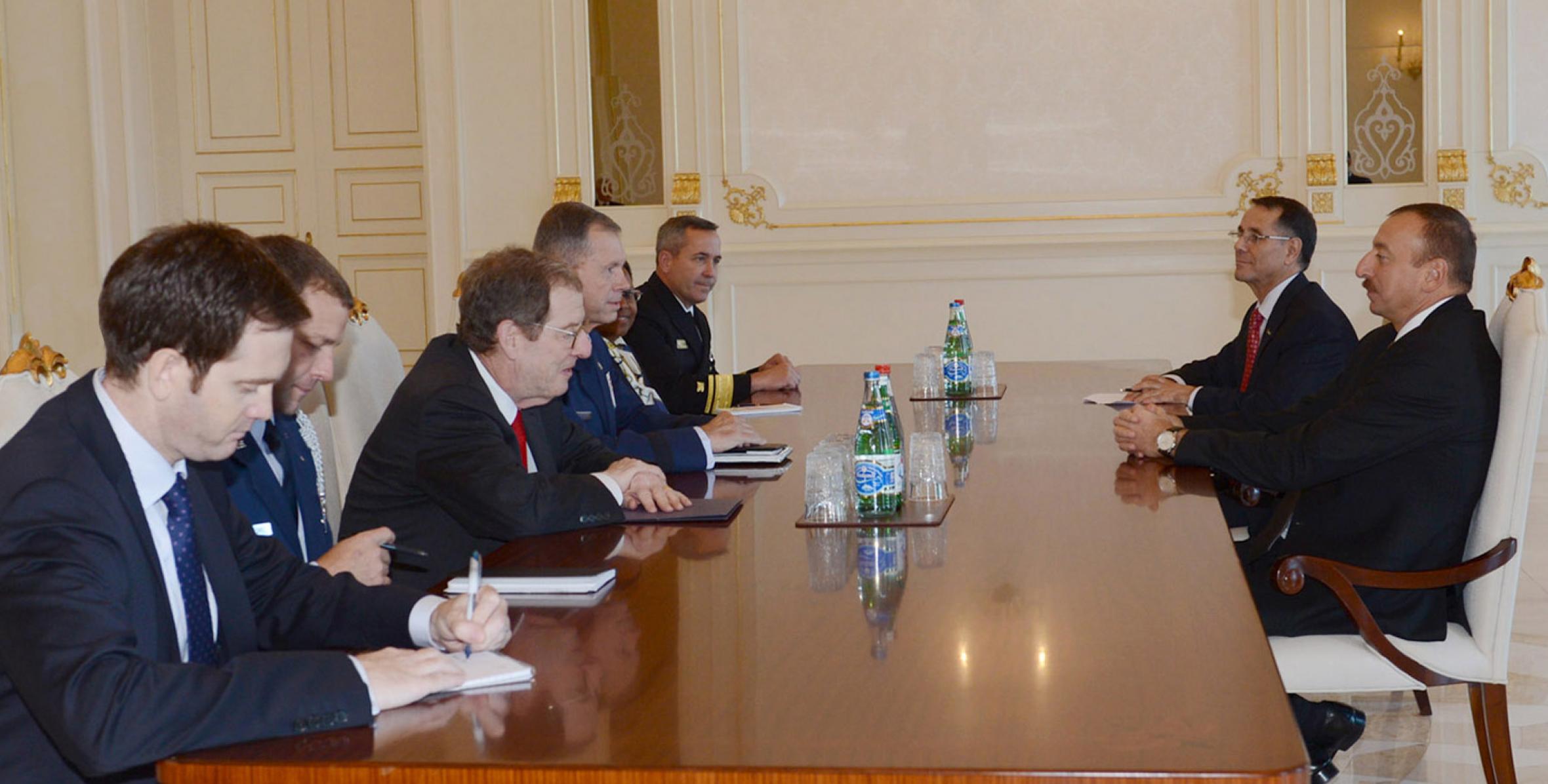 Ильхам Алиев принял делегацию во главе с командующим Транспортным командованием США