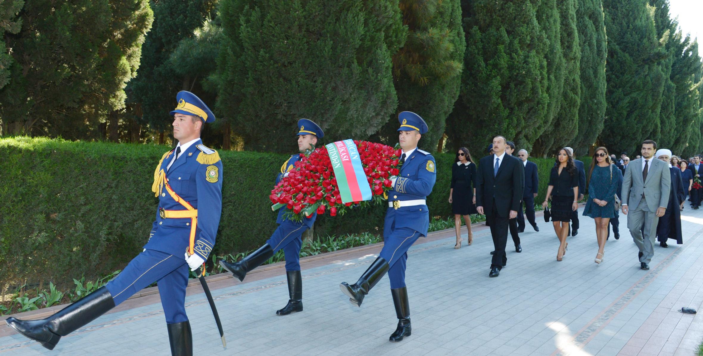 Ilham Aliyev visited the grave of great leader Heydar Aliyev