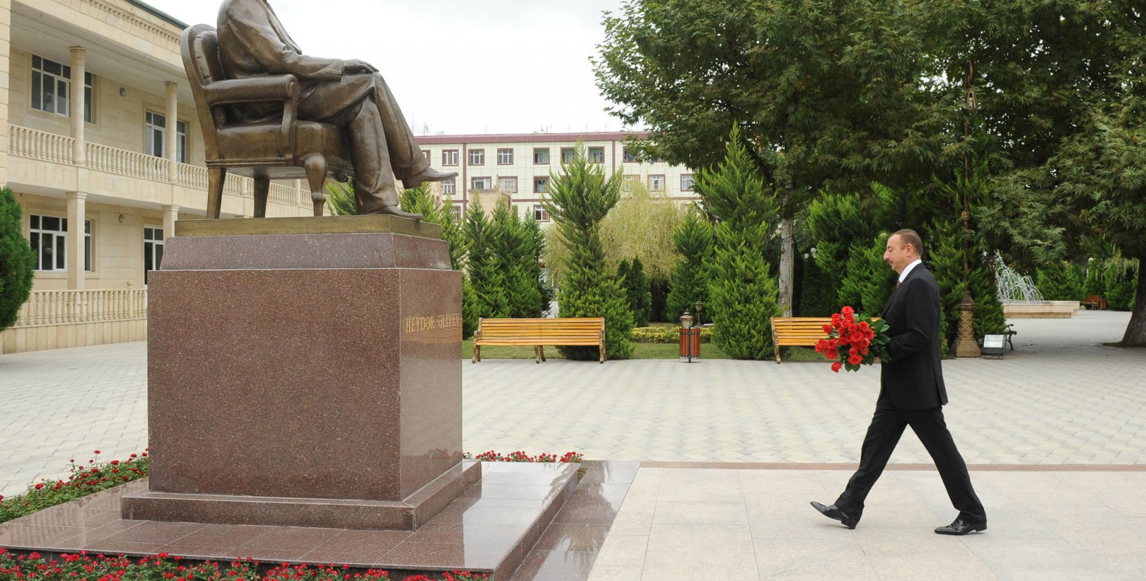 Ильхам Алиев посетил памятник общенациональному лидеру Гейдару Алиеву в Хачмазе
