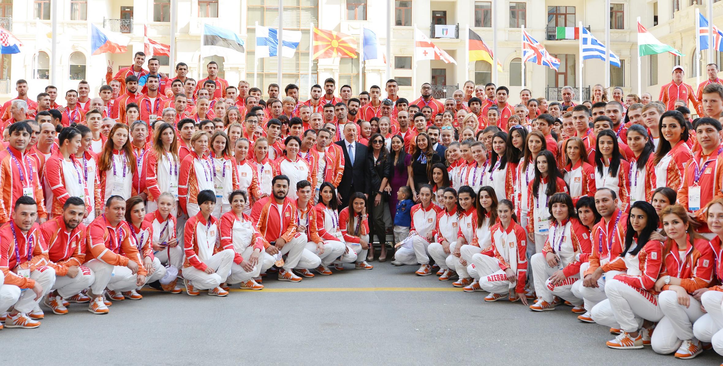 Ильхам Алиев встретился в Деревне атлетов со спортсменами, которые будут представлять Азербайджан на первых Европейских играх