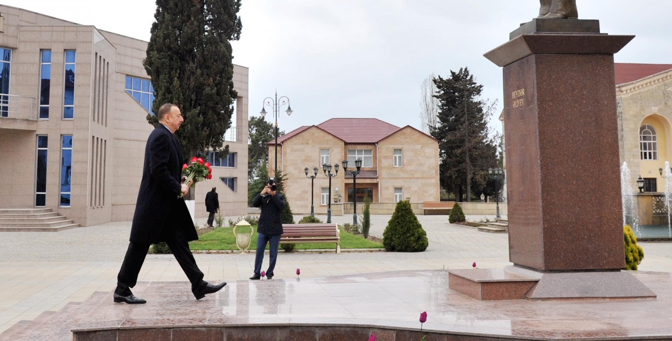 Ильхам Алиев посетил памятник великому лидеру Гейдару Алиеву в Астаре