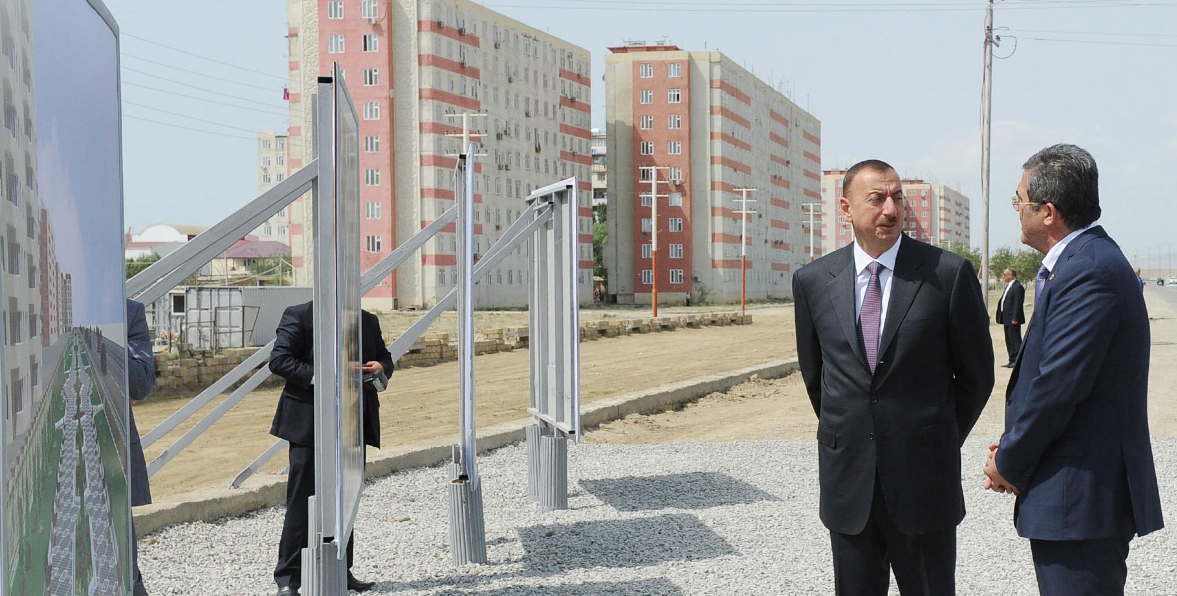 Ильхам Алиев осмотрел территорию в поселке Сахил Гарадагского района, где будет заложен новый парк.