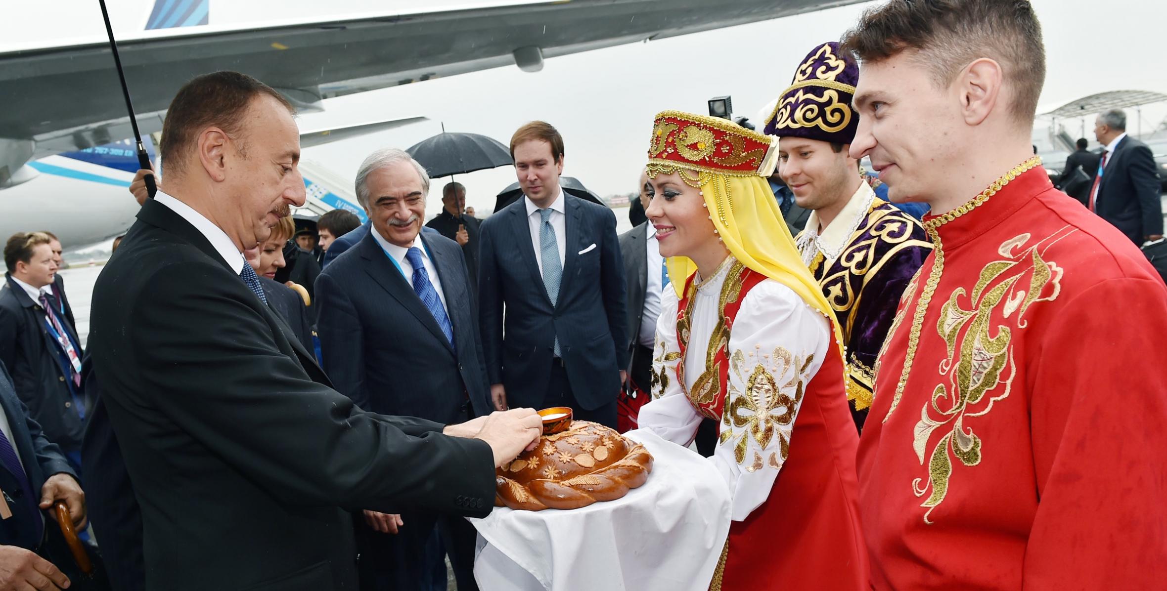 Ильхам Алиев прибыл с рабочим визитом в российский город Астрахань