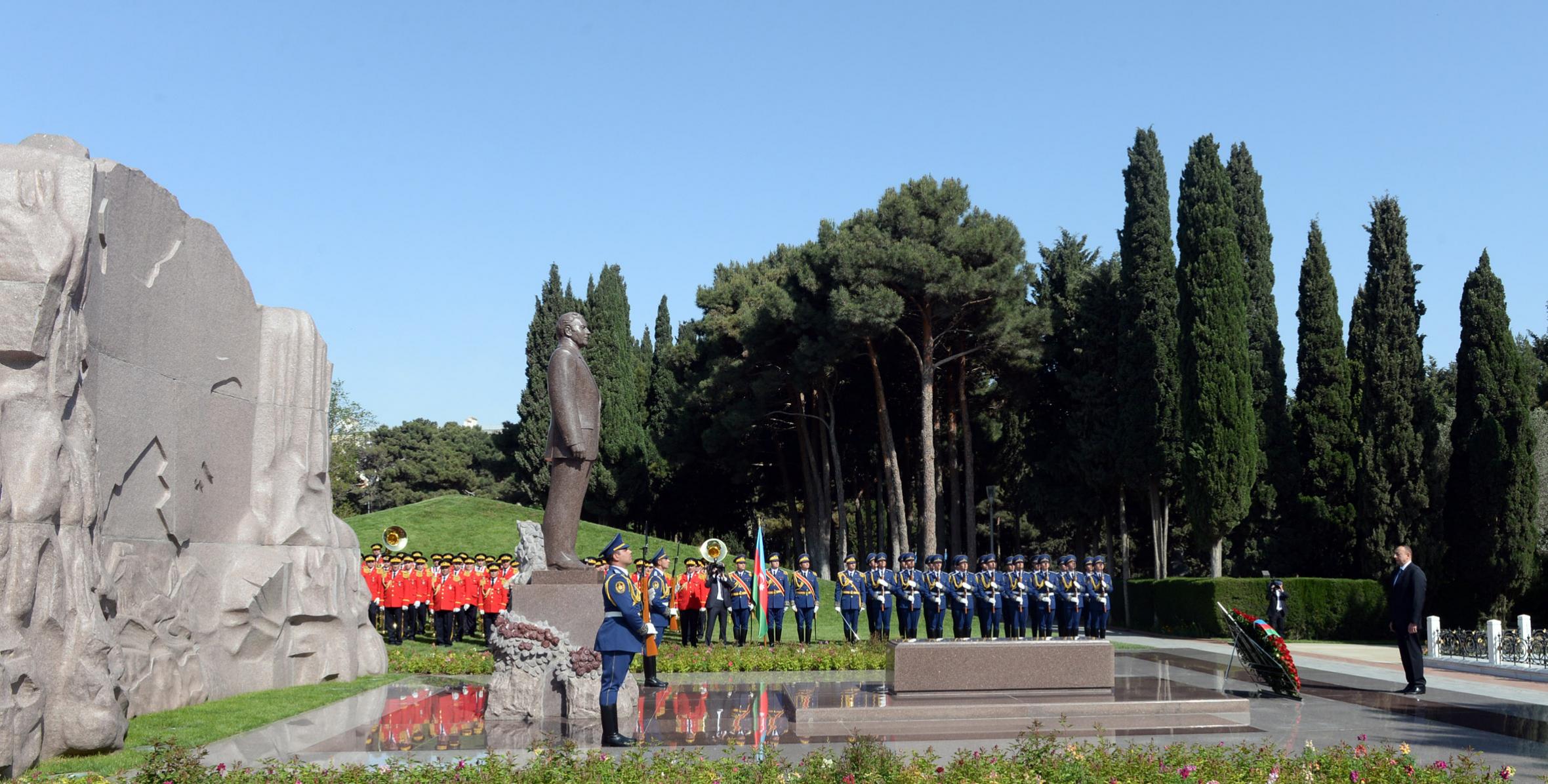 Ilham Aliyev visited the grave of nationwide leader Heydar Aliyev in the Alley of Honor