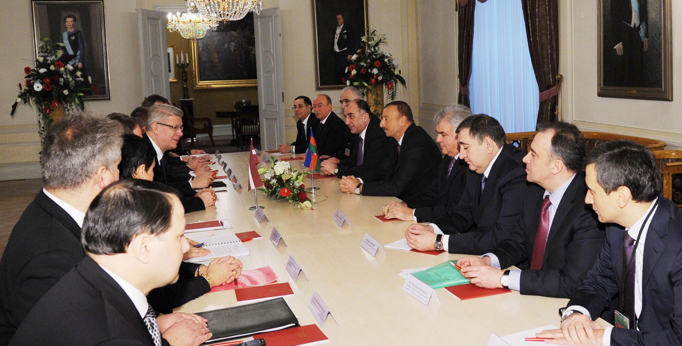Состоялась встреча президентов Азербайджана и Латвии в расширенном составе