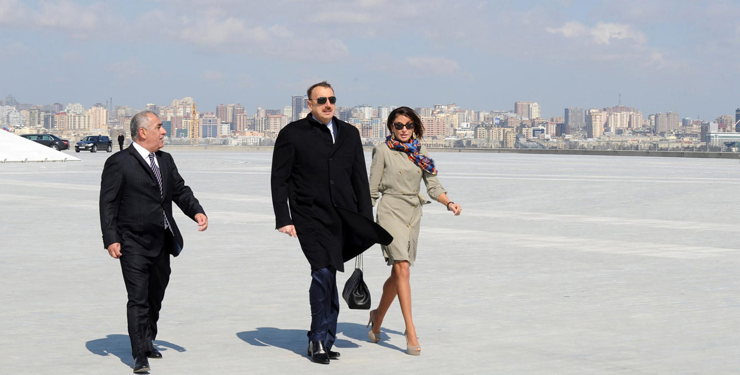 Ильхам Алиев ознакомился с благоустройством и созидательной работой, осуществляемыми вокруг Площади Государственного флага