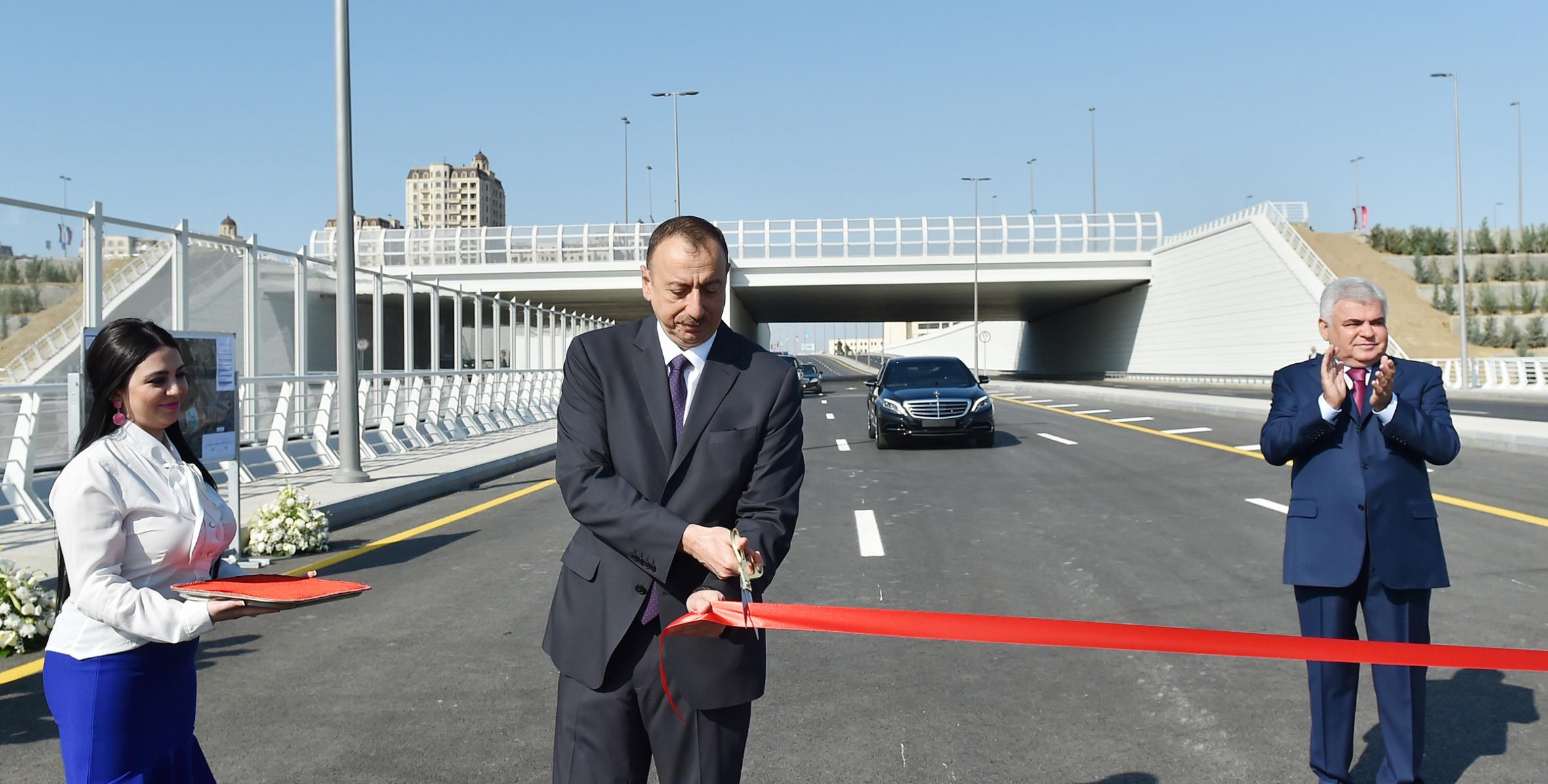 İlham Əliyev Bakı Olimpiya Stadionu ətrafında inşa olunan yol-nəqliyyat infrastrukturunun açılışında iştirak edib