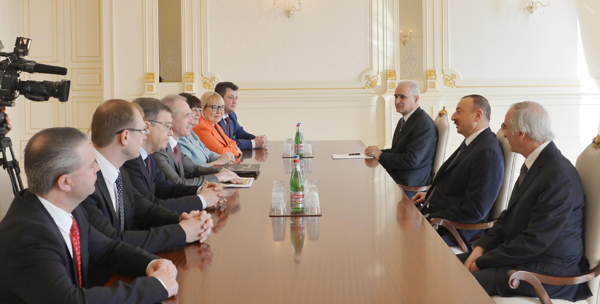 Ильхам Алиев принял делегацию во главе с губернатором Ульяновской области России
