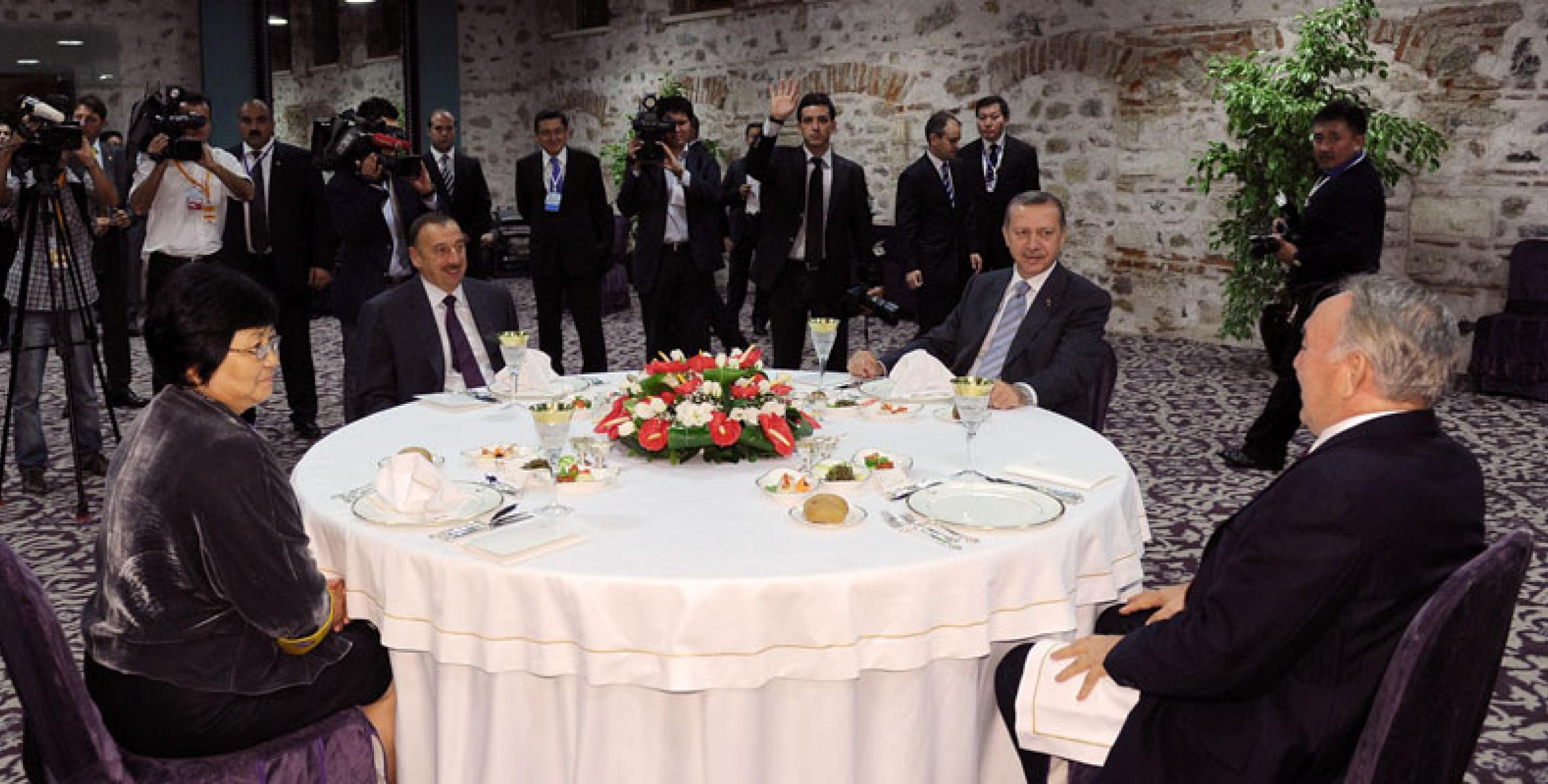 Official dinner was hosted in honor of state leaders in Istanbul