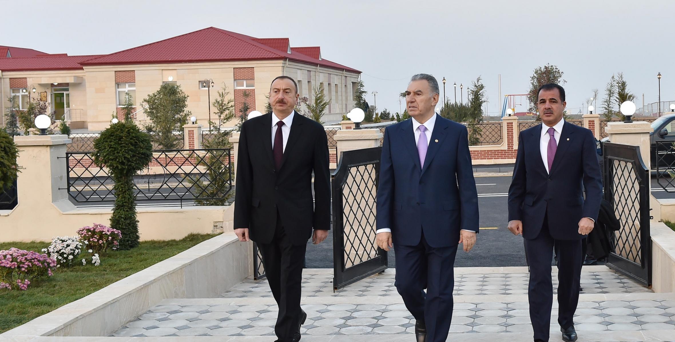 Ильхам Алиев принял участие в открытии нового поселка, построенного в Гяндже для вынужденных переселенцев