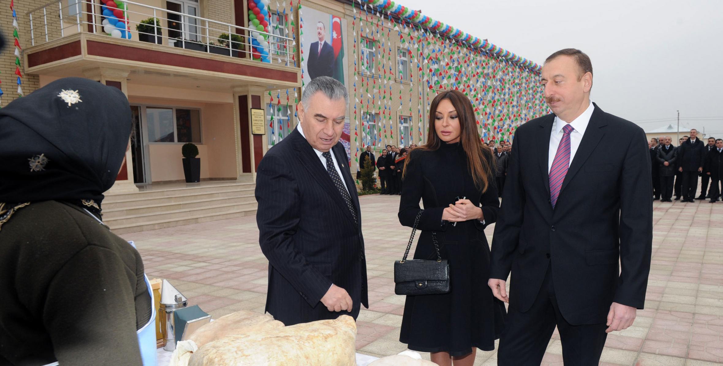 Ильхам Алиев принял участие в открытии нового жилого поселка, построенного для 552 семей вынужденных переселенцев