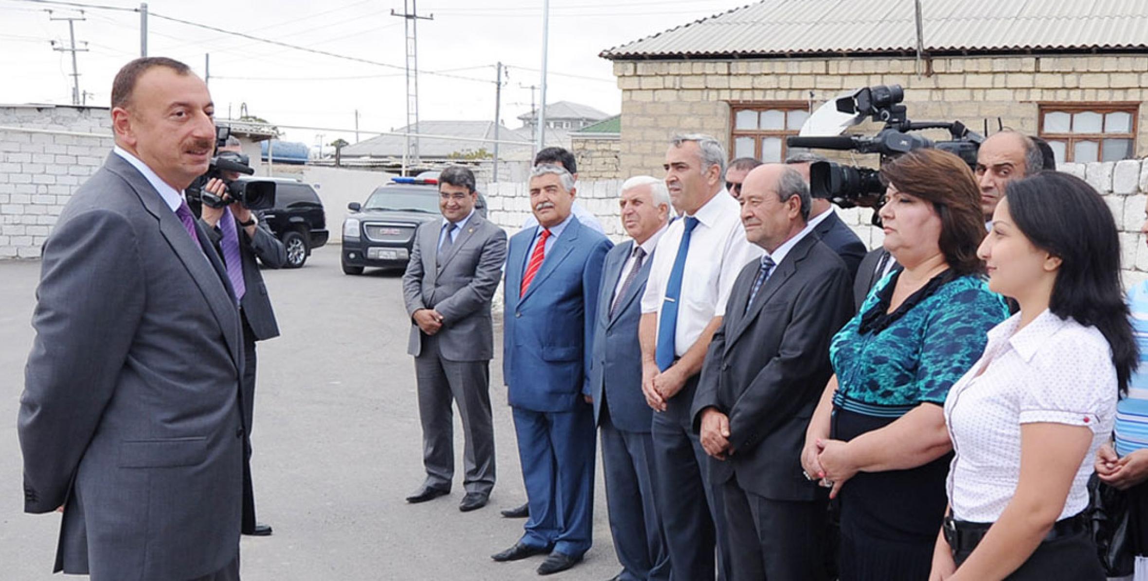 Ilham Aliyev reviewed progress of major overhaul and reconstruction of local roads in the Binagadi settlement of Baku