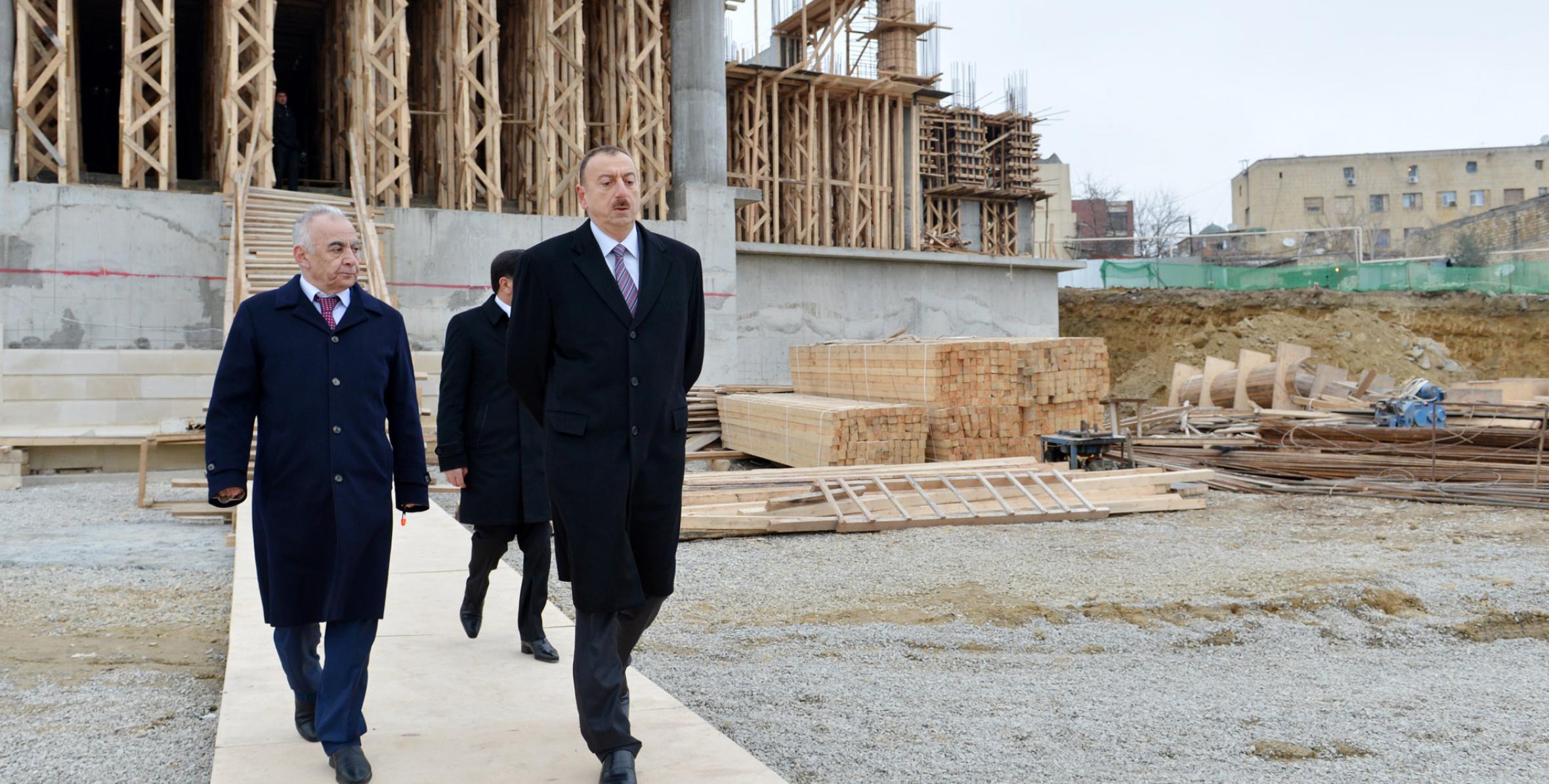 Ильхам Алиев ознакомился с ходом строительства комплекса мечети на территории Бинагадинского района Баку