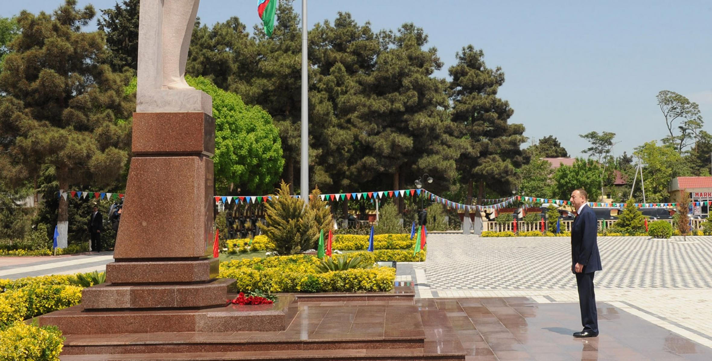 Ильхам Алиев посетил памятник общенациональному лидеру Гейдару Алиеву в городе Саатлы