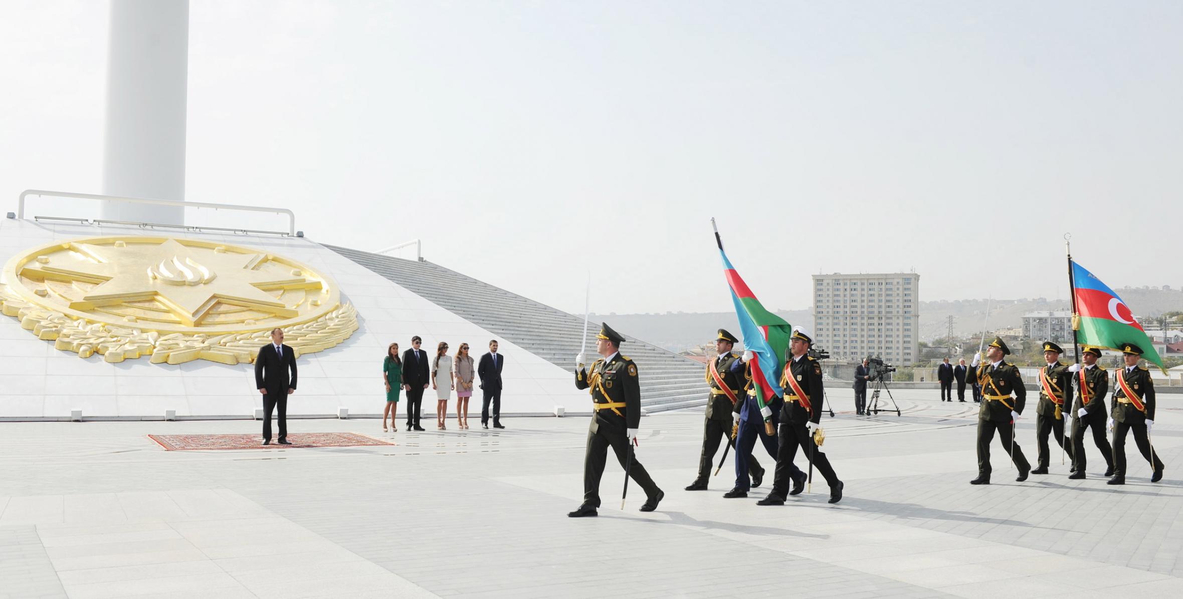 Ильхам Алиев побывал на Площади Государственного флага
