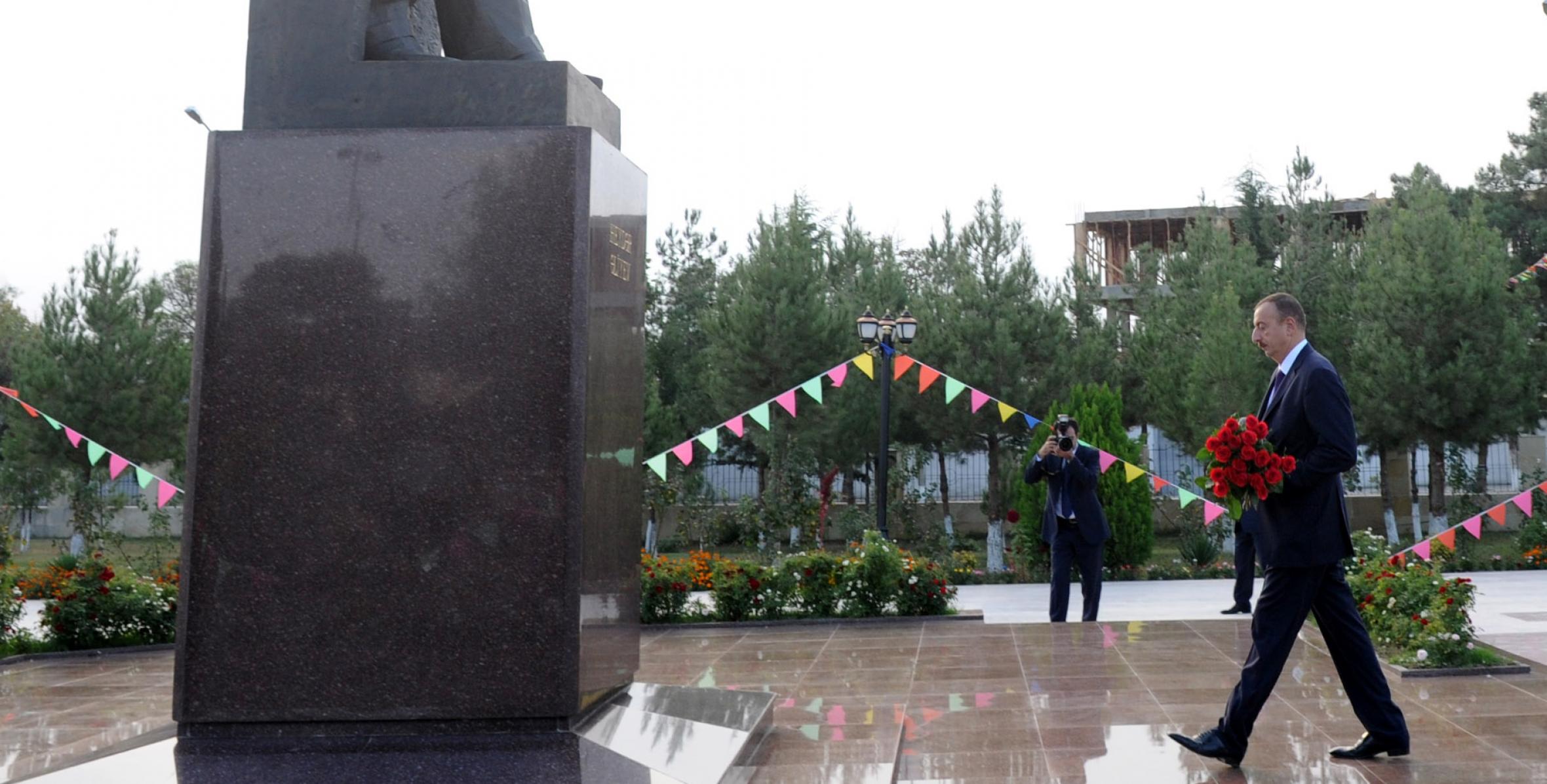 Ilham Aliyev visited a statue of nationwide leader Heydar Aliyev in Zardab