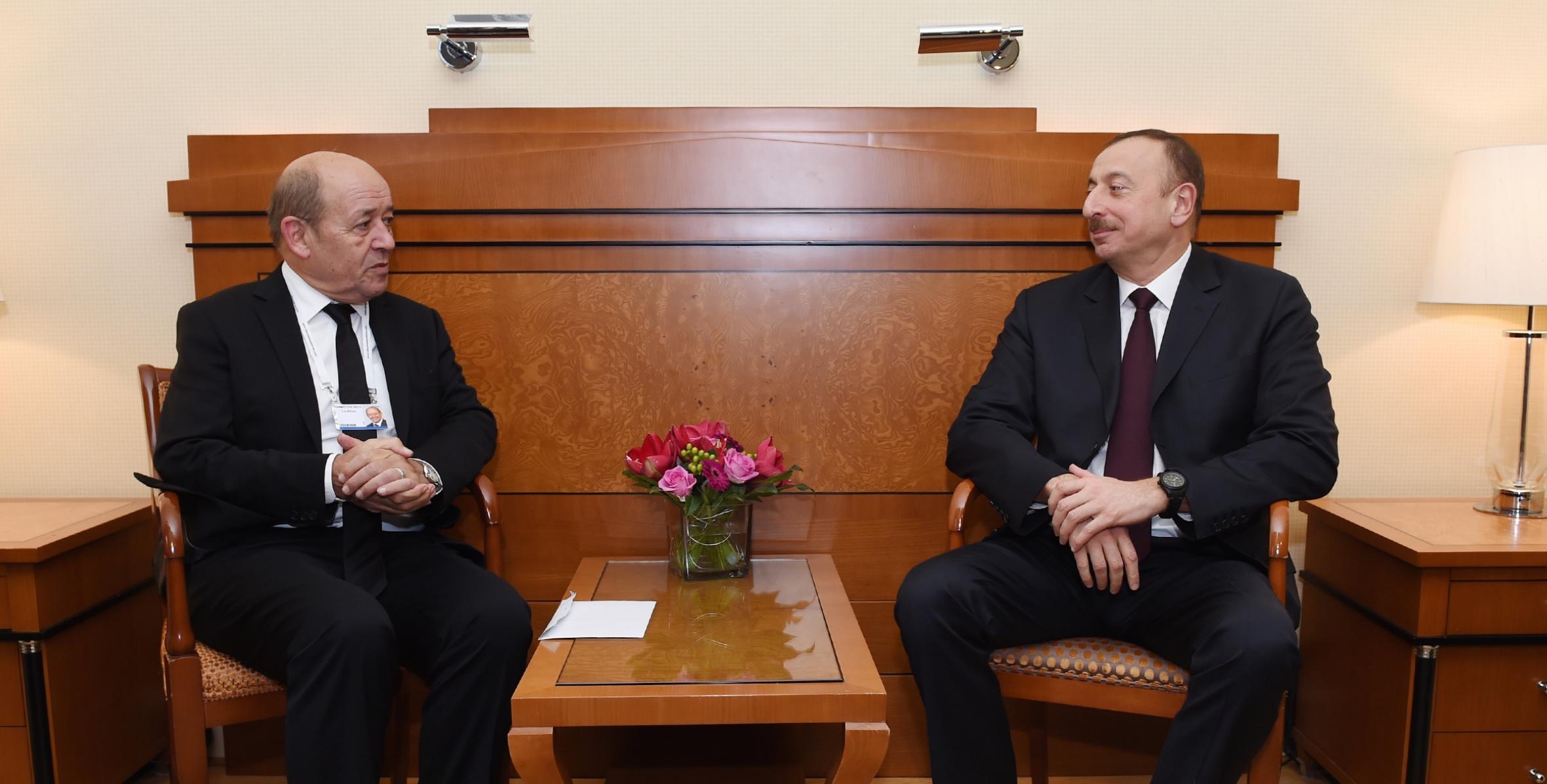 Ильхам Алиев встретился в Мюнхене  с министром обороны Франции Жаном-Ивом Ле Дрианом