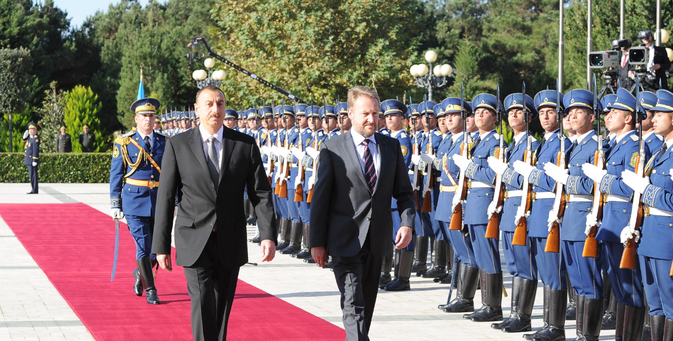 Состоялась церемония официальной встречи Председателя Президиума Боснии и Герцеговины Бакира Изетбеговича