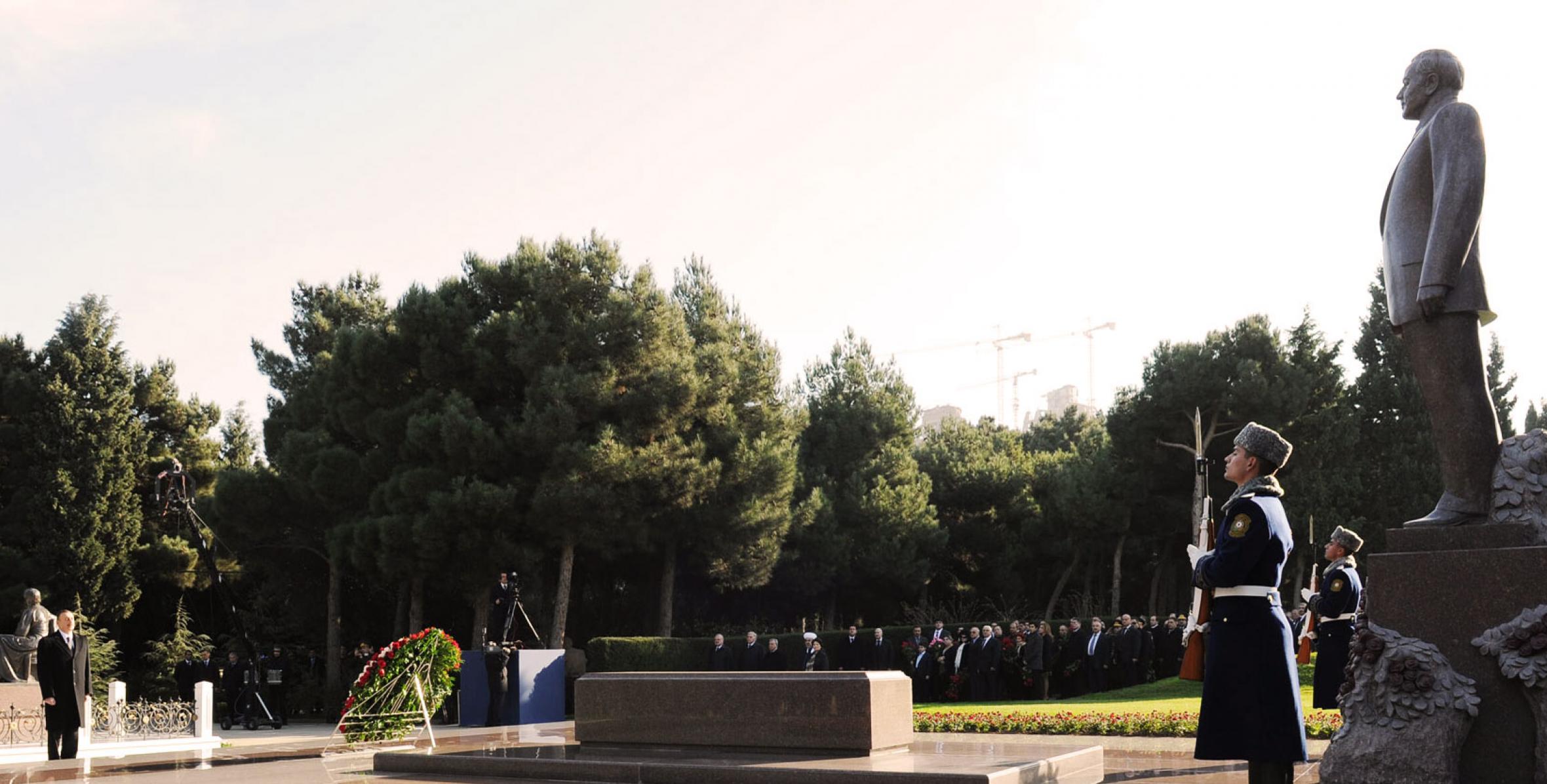 Ilham Aliyev paid tribute to national leader Heydar Aliyev