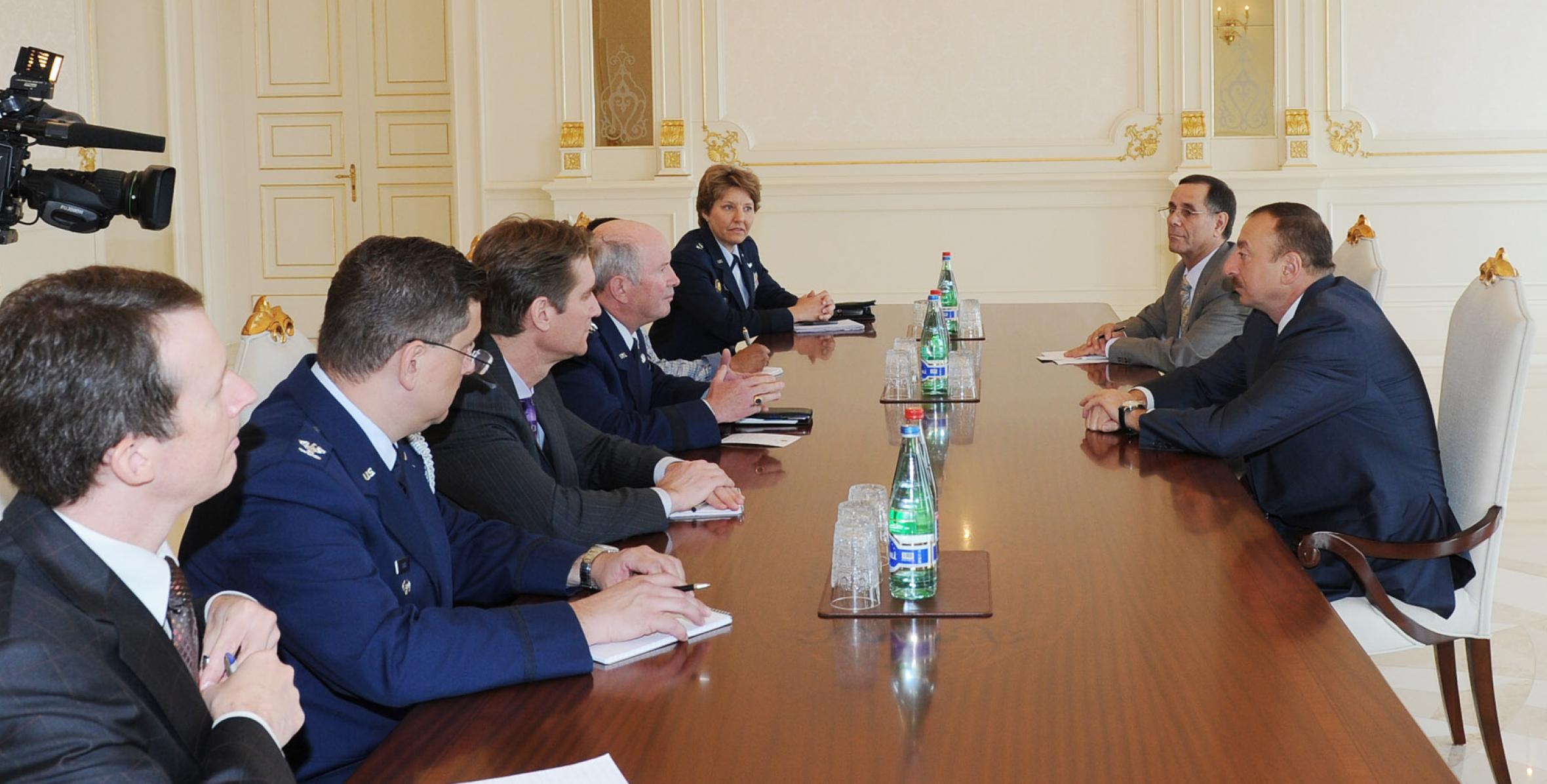 Ильхам Алиев принял делегацию во главе с командующим транспортного командования Вооруженных сил США