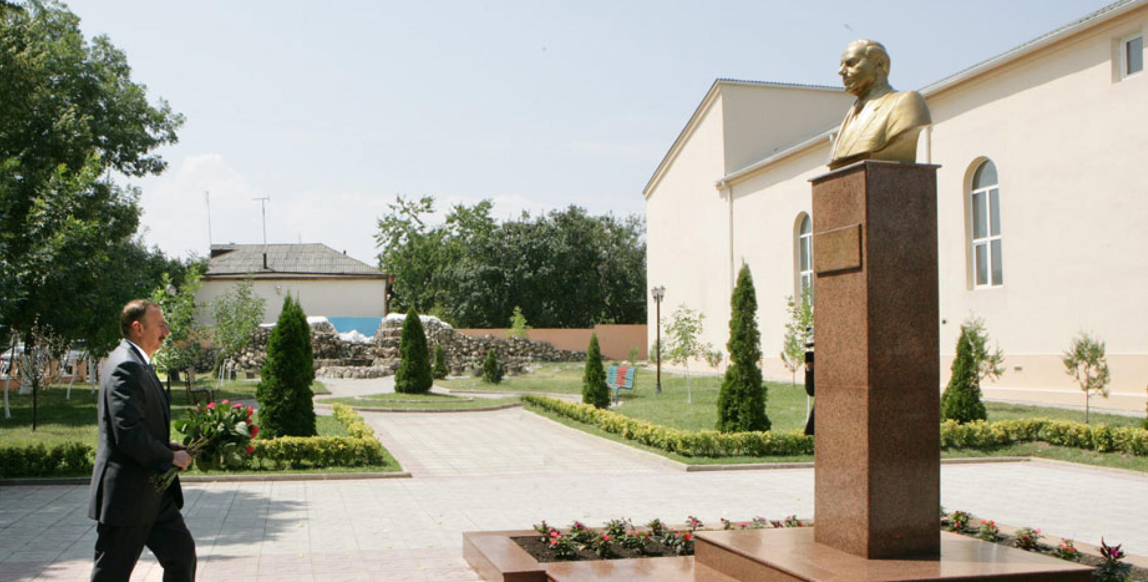 Ильхам Алиев посетил памятник великому лидеру в городе Гусар