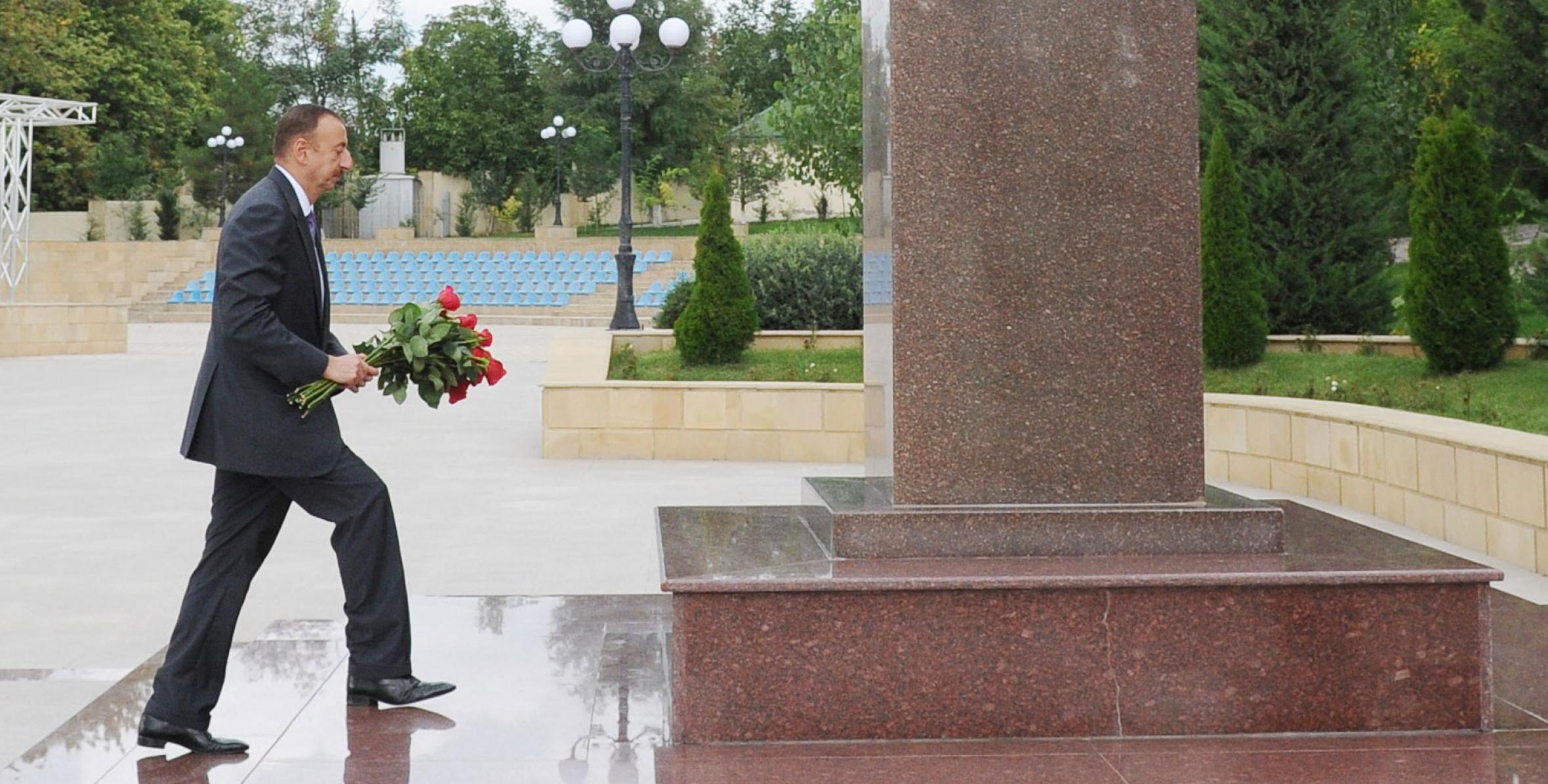 Ильхам Алиев посетил памятник общенациональному лидеру Гейдару Алиеву в Шамахе