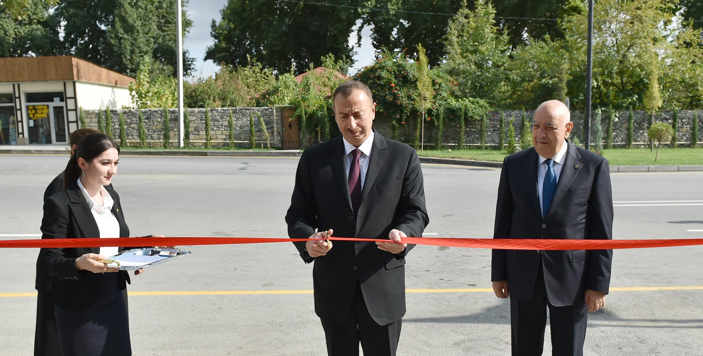 İlham Əliyev Yeni Azərbaycan Partiyasının İsmayıllı rayon təşkilatı üçün inşa olunan inzibati binanın açılışında iştirak edib