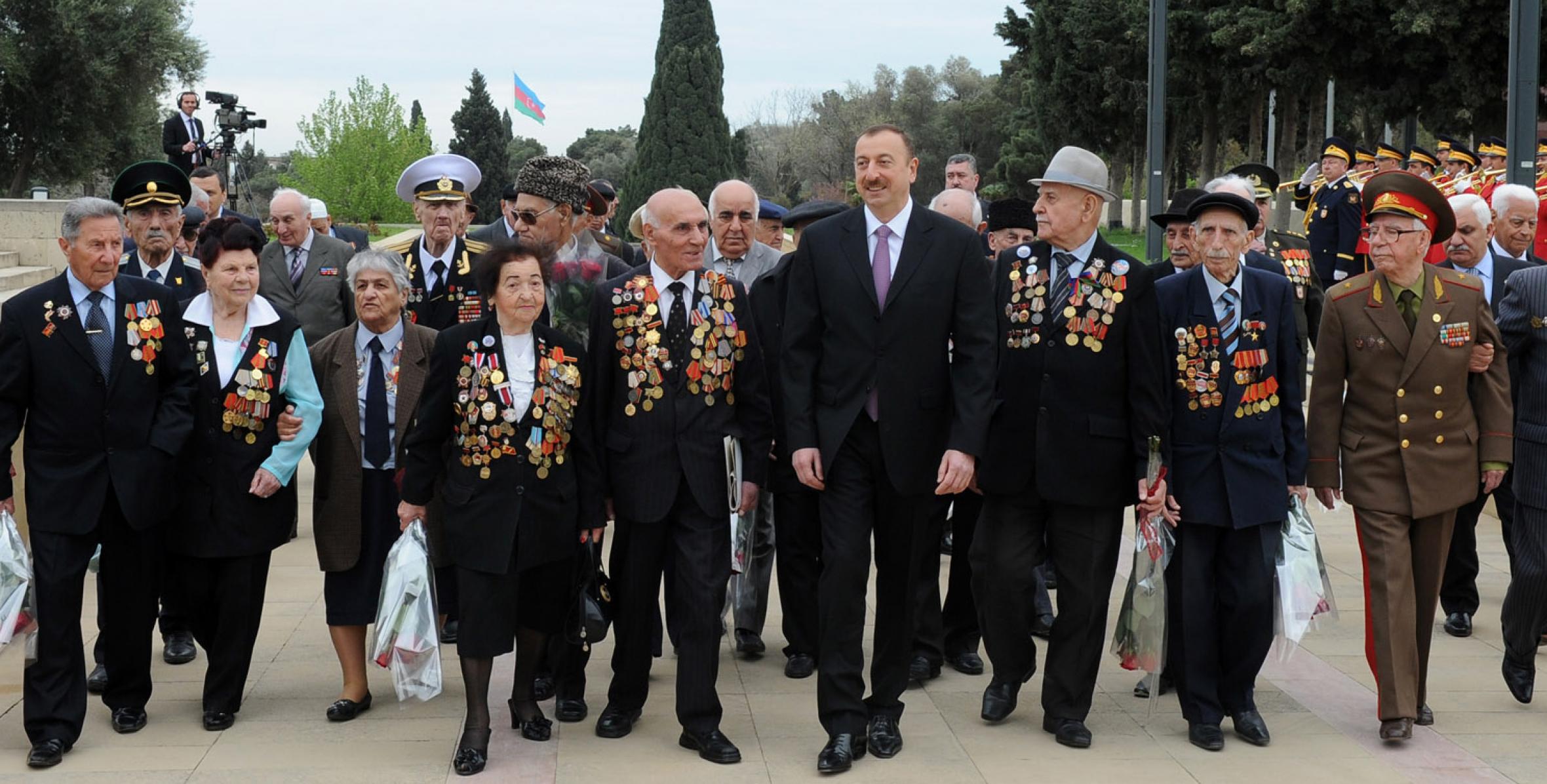 Ильхам Алиев принял участие в церемонии в Баку по случаю праздника Победы – 9 мая