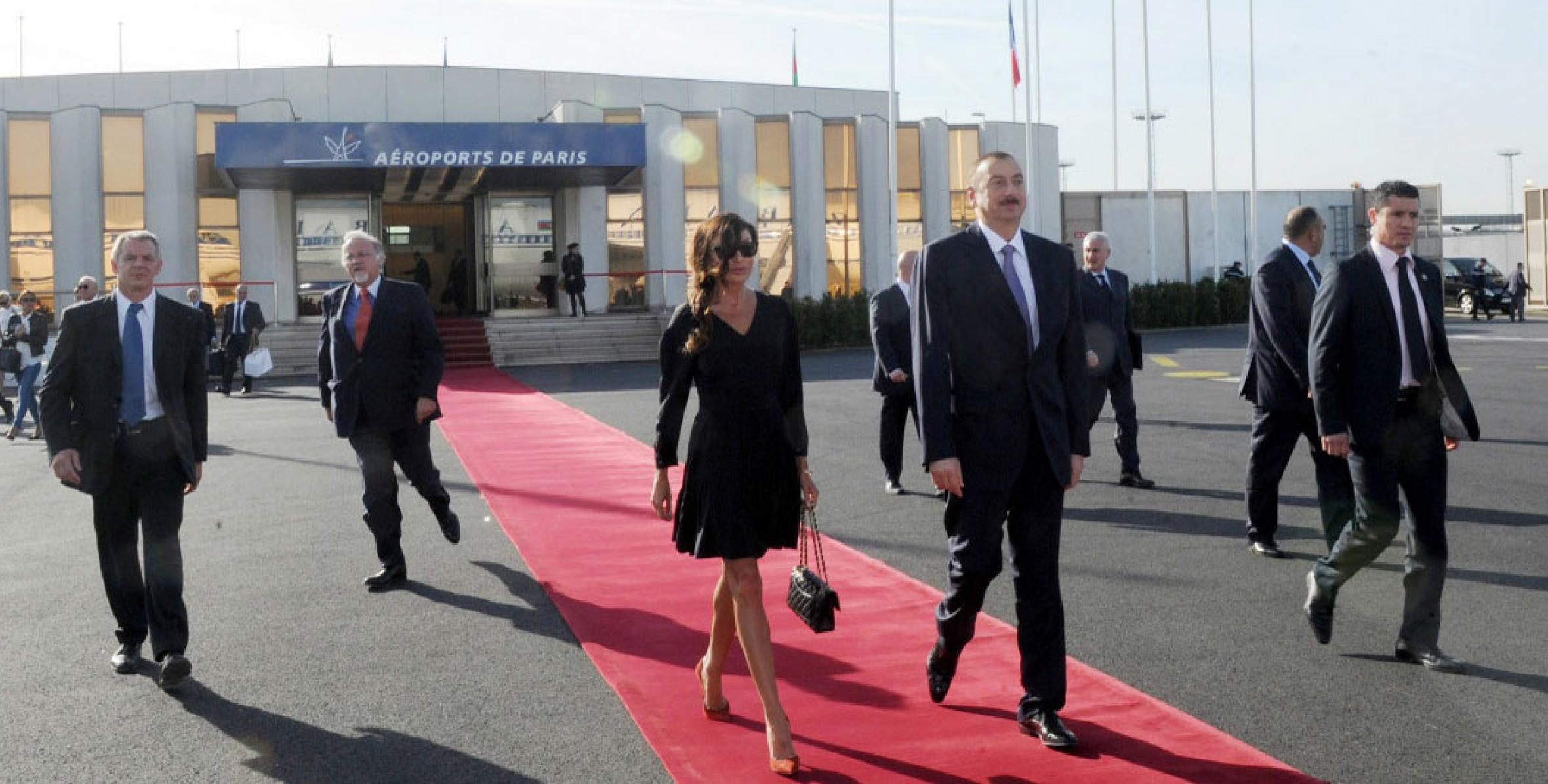 Ильхам Алиев, завершив рабочий визит во Французскую Республику, возвратился в Баку