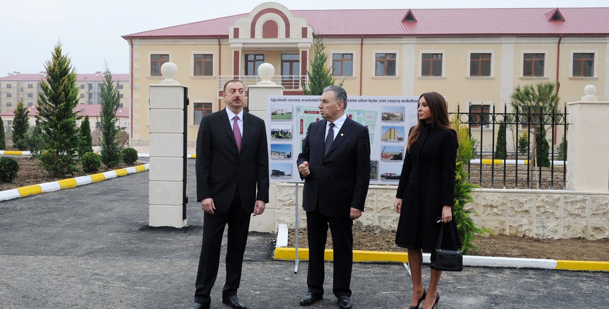 Ильхам Алиев ознакомился в Агджабединском районе с жилыми зданиями, построенными для семей беженцев и вынужденных переселенцев