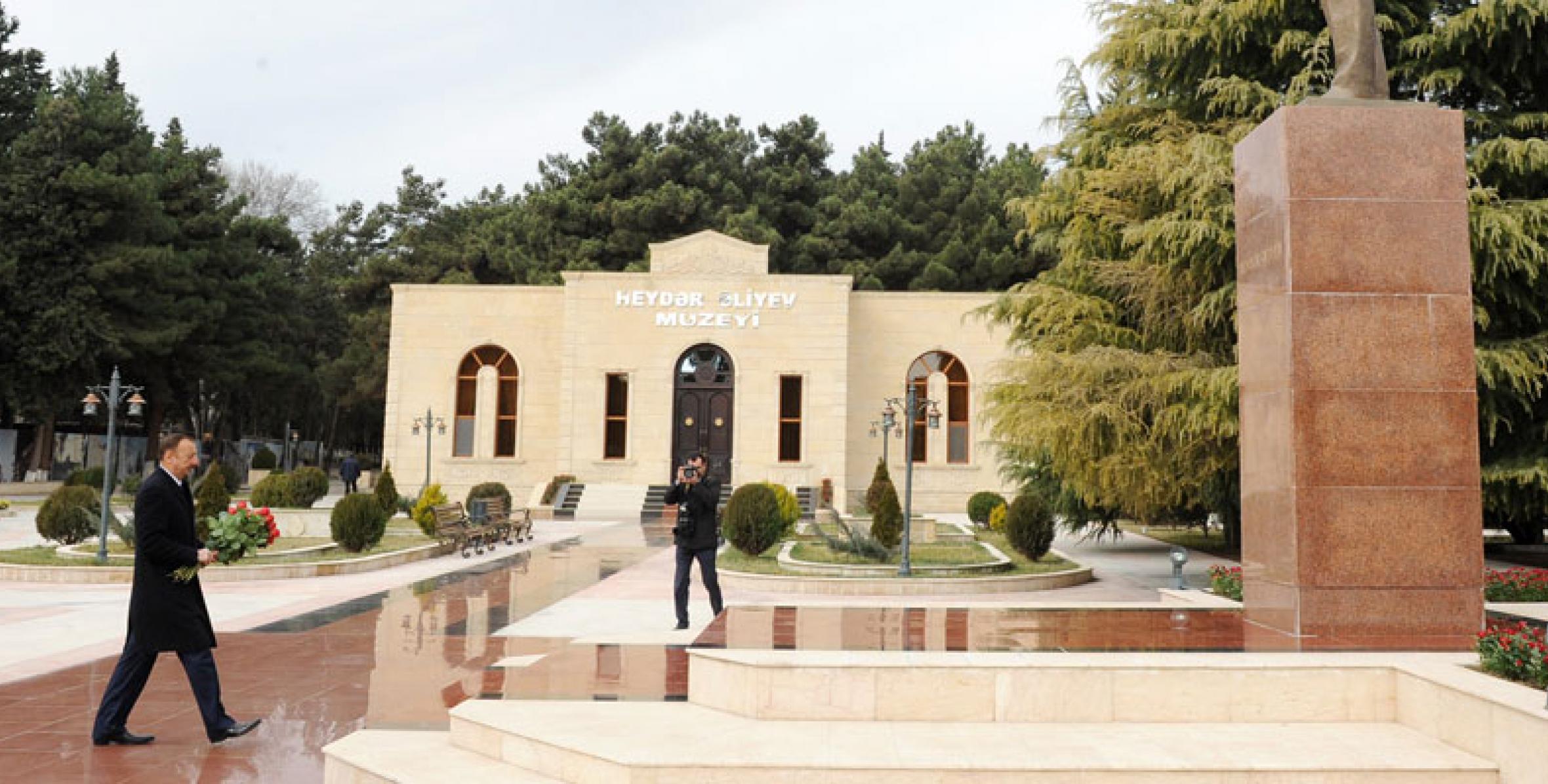Ilham Aliyev visited the monument to national leader Heydar Aliyev in Naftalan
