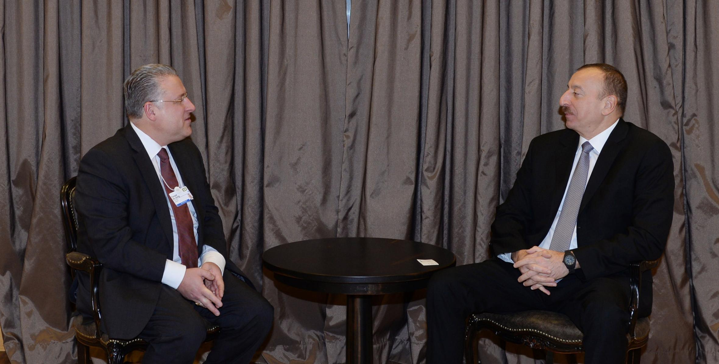 Ильхам Алиев встретился в Давосе с вице-президентом компании Philips Рональдом де Йонгом