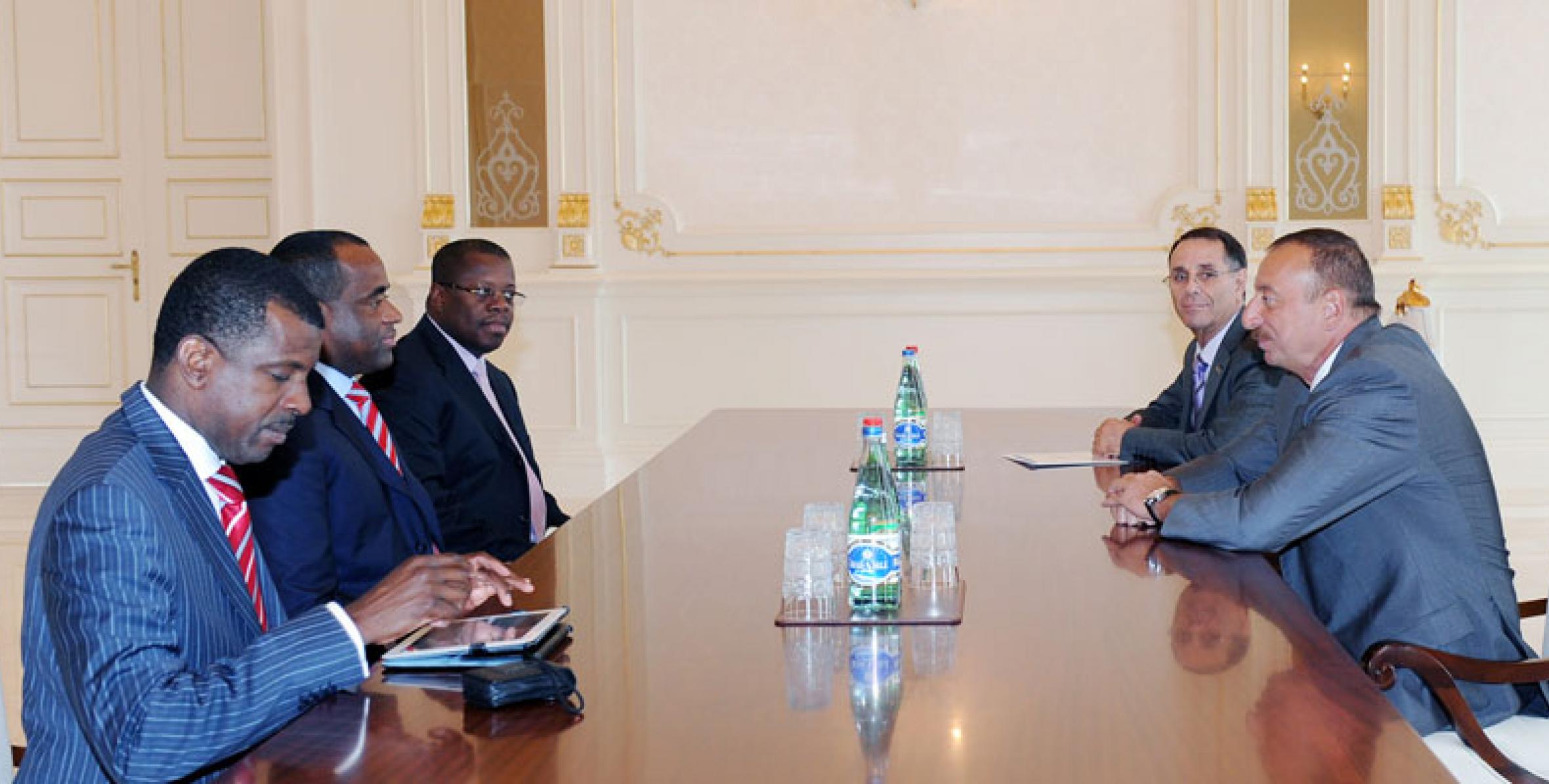 Ильхам Алиев принял делегацию во главе с премьер-министром Содружества Доминики Рузвельтом Скерритом