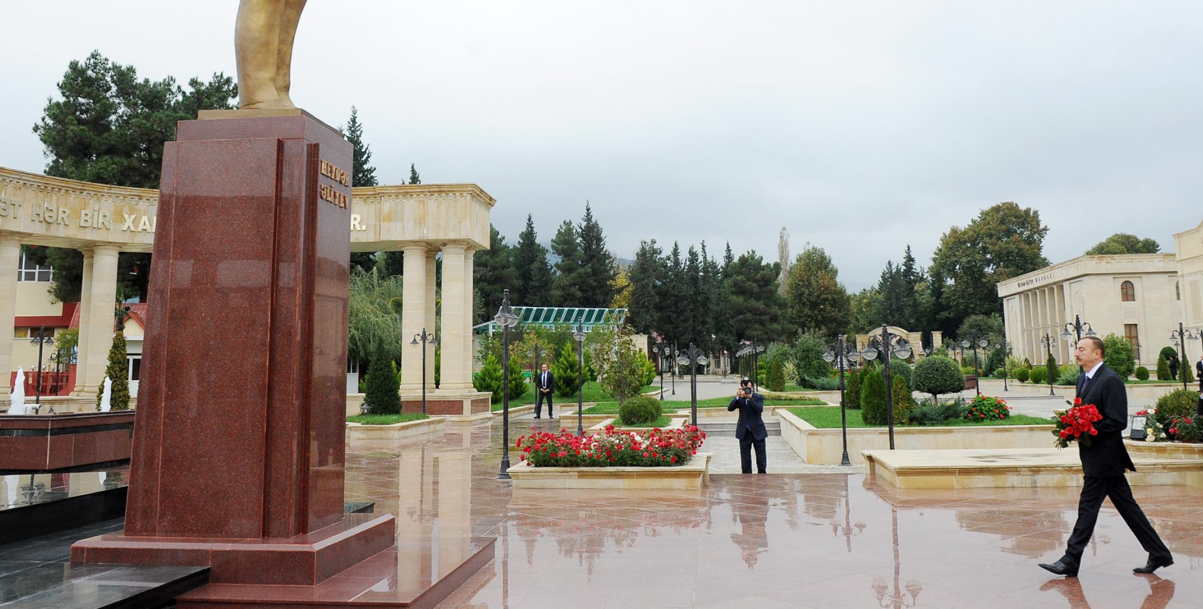 Ильхам Алиев посетил памятник общенациональному лидеру Гейдару Алиеву в городе Агсу