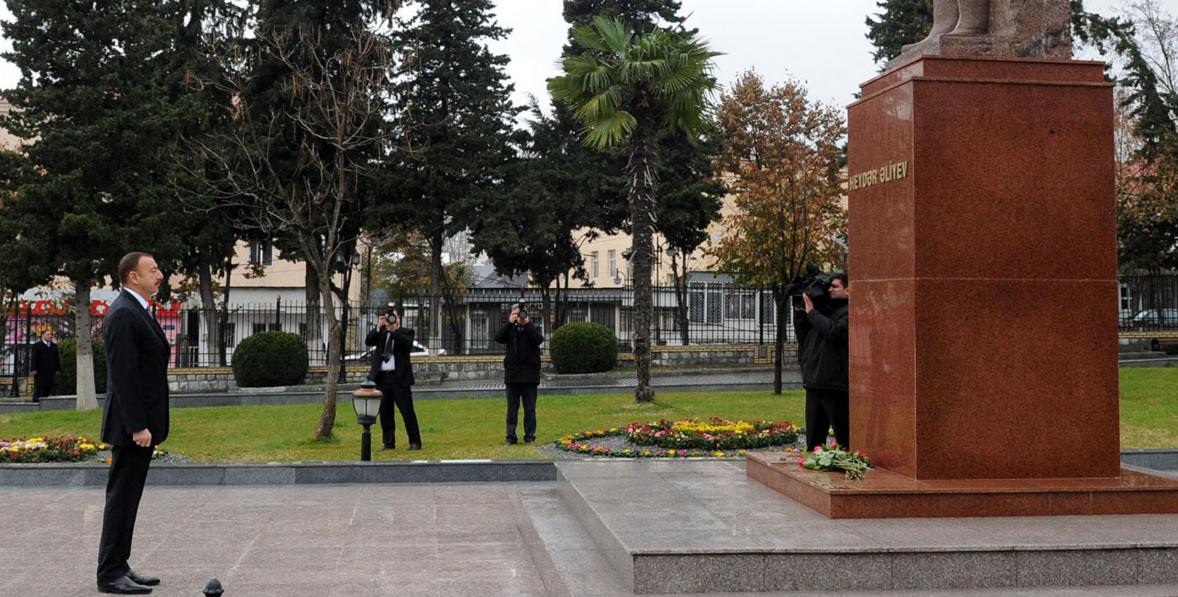 Ильхам Алиев посетил памятник общенациональному лидеру Гейдару Алиеву в Шеки
