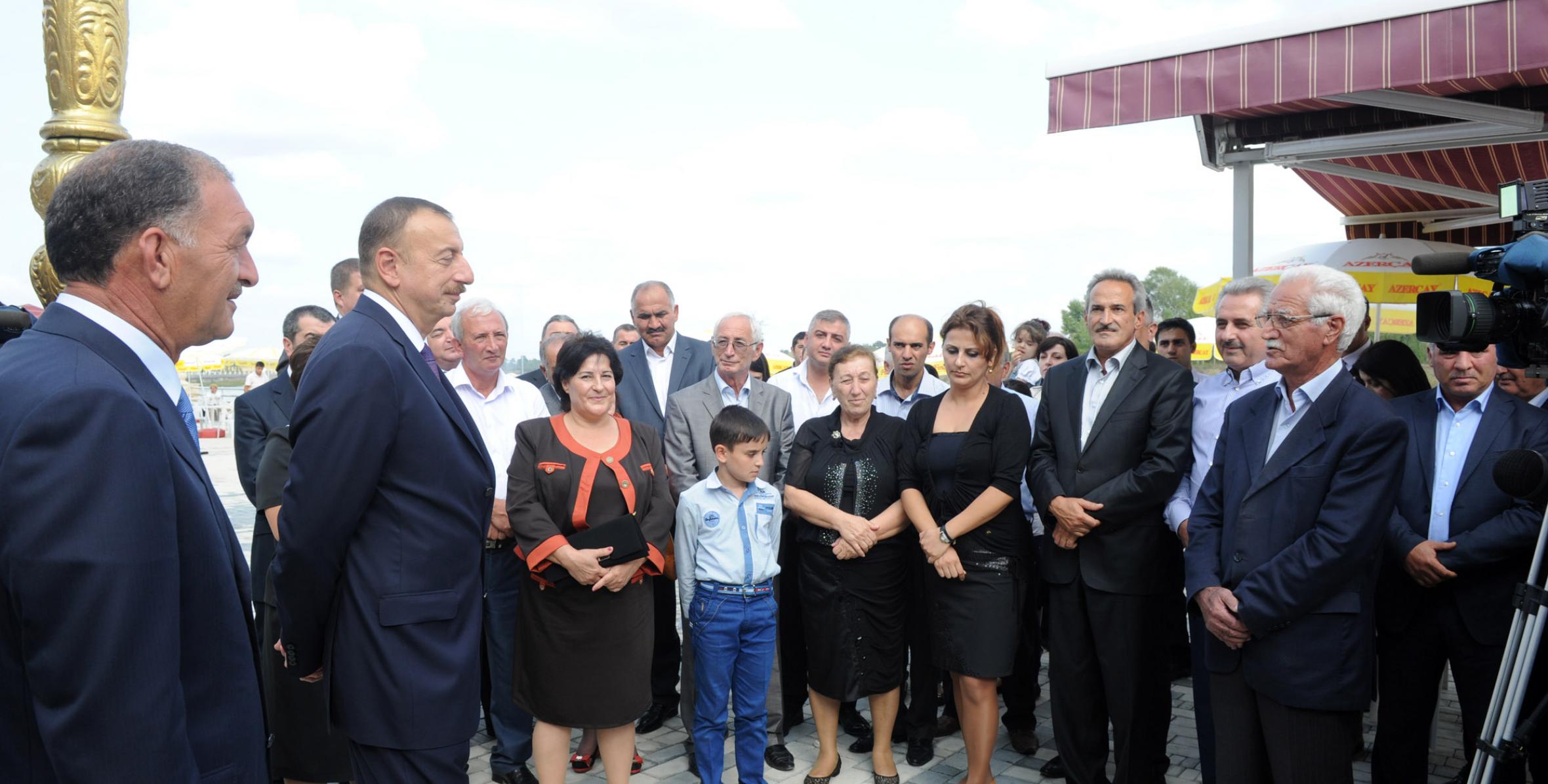 Ilham Aliyev reviewed progress of construction and reconstruction of the “Bulvar” recreation center on the banks of the River Kura in Yevlakh
