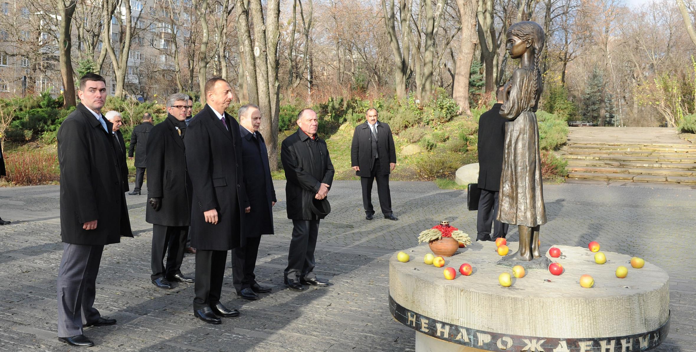 Ильхам Алиев посетил памятник жертвам Голодомора 1930-х годов
