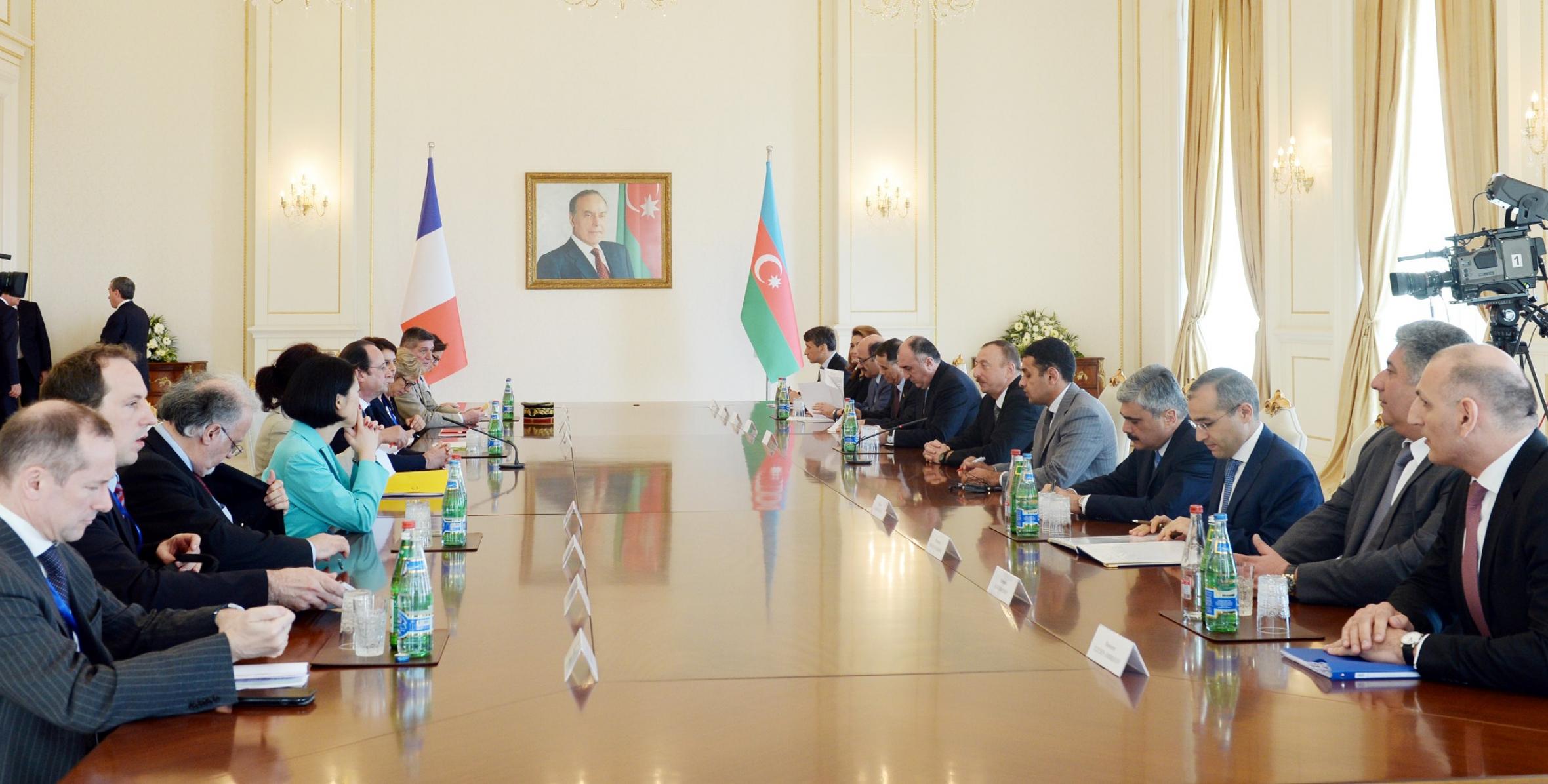 Состоялась встреча президентов Азербайджана и Франции в расширенном составе