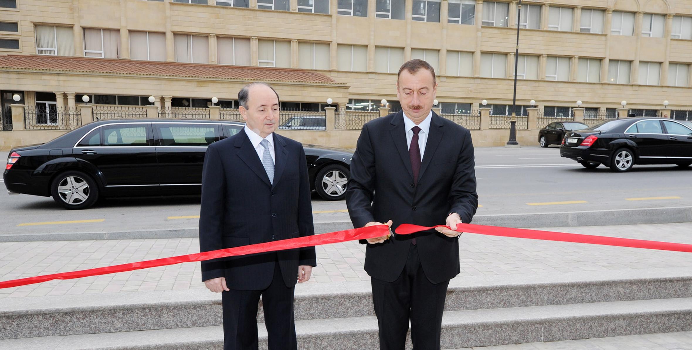 İlham Əliyev Yasamal Rayon Məhkəməsinin yeni inzibati binasının açılışında iştirak etmişdir