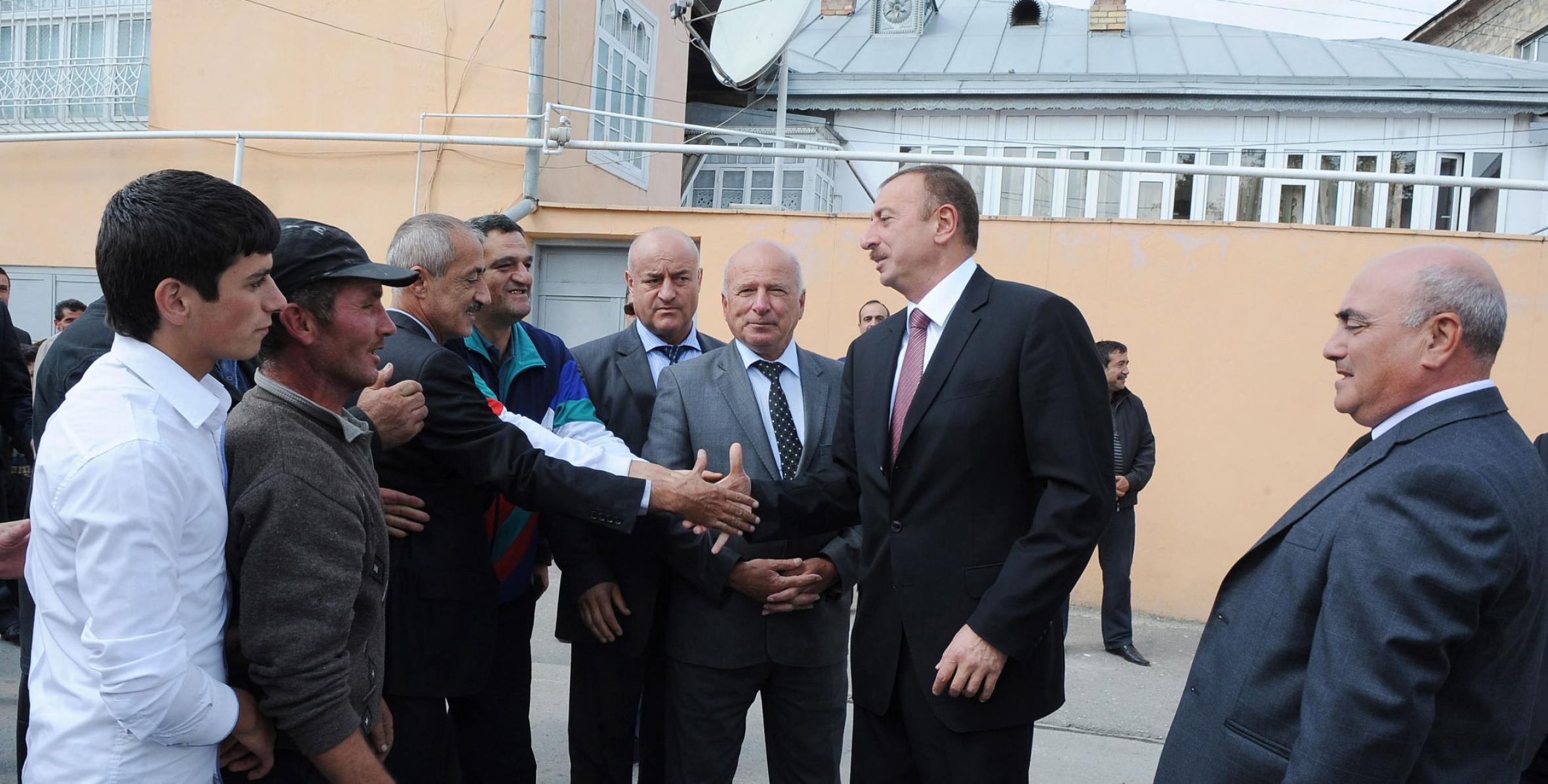 Ильхам Алиев встретился с жителями поселка Красная Слобода