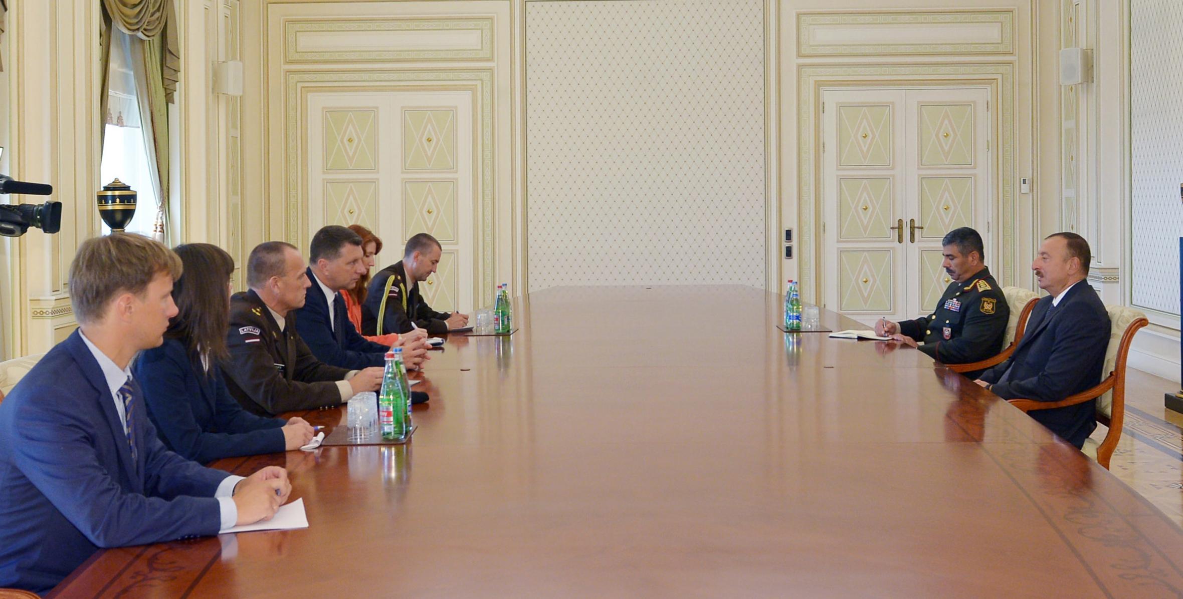 Ильхам Алиев принял делегацию во главе с министром обороны Латвии