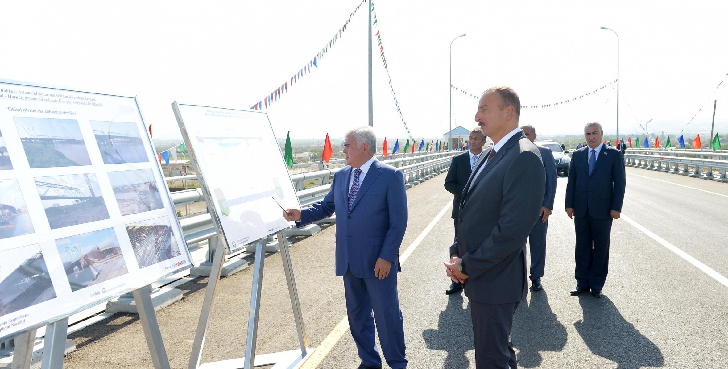 Ильхам Алиев в рамках поездки в Бейляган принял участие в открытии автомобильного моста, построенного над рекой Кура - на участке дороги Гаджигабул-Бахрамтепе, проходящем через город Ширван