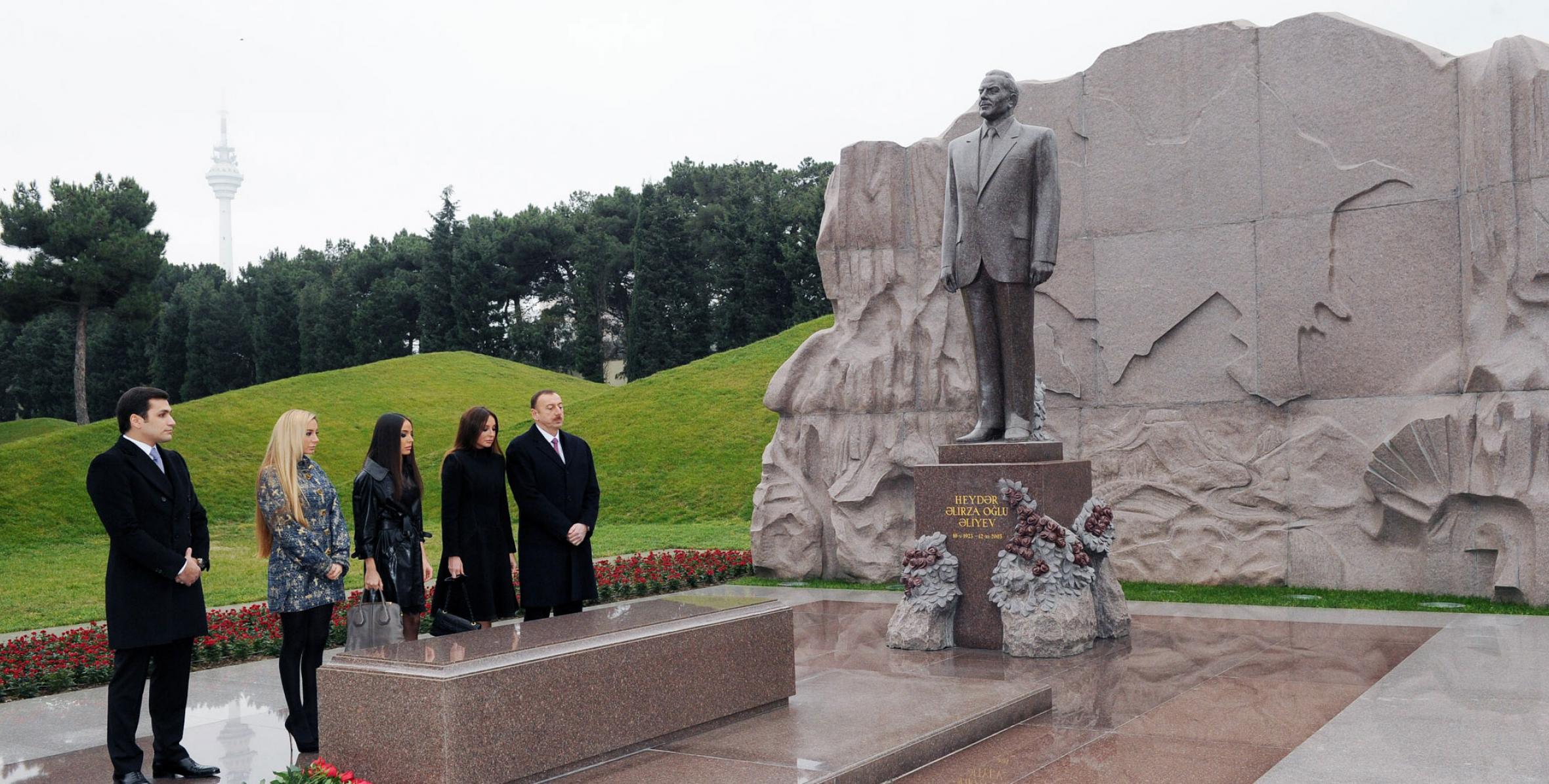 Ильхам Алиев и члены его семьи посетили могилу великого лидера Гейдара Алиева