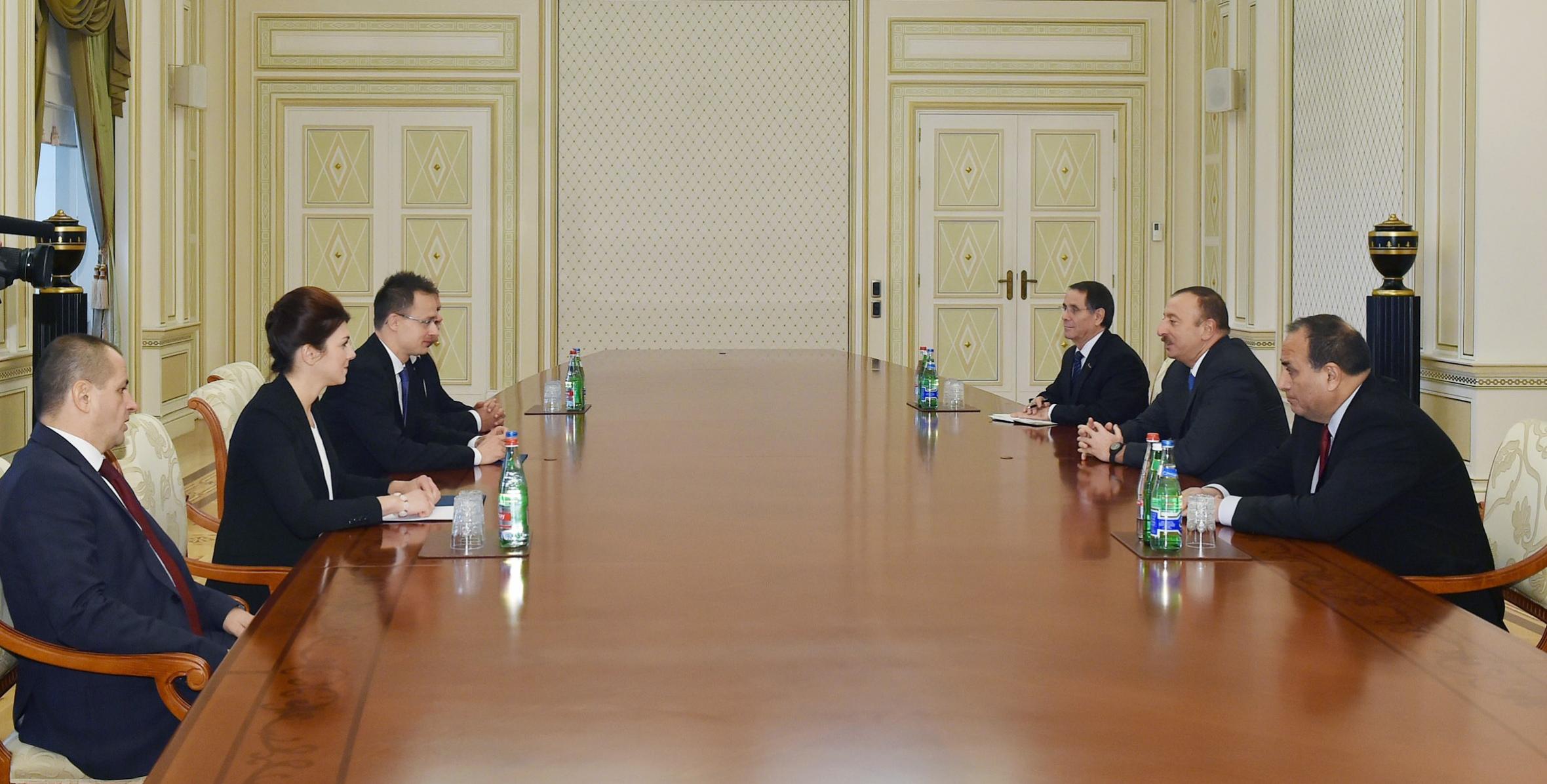 Ильхам Алиев принял делегацию во главе с министром иностранных дел и торговли Венгрии