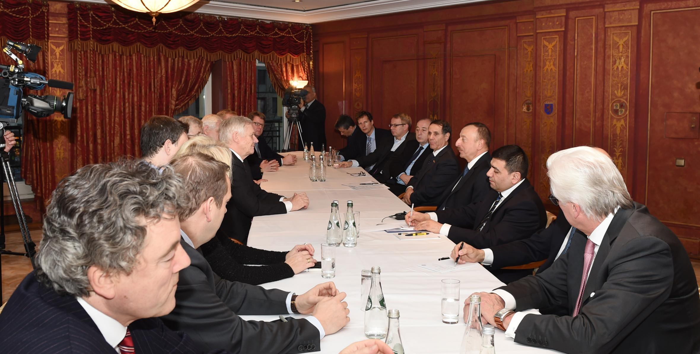 Ильхам Алиев встретился с членами Форума Германия-Азербайджан и депутатами Бундестага